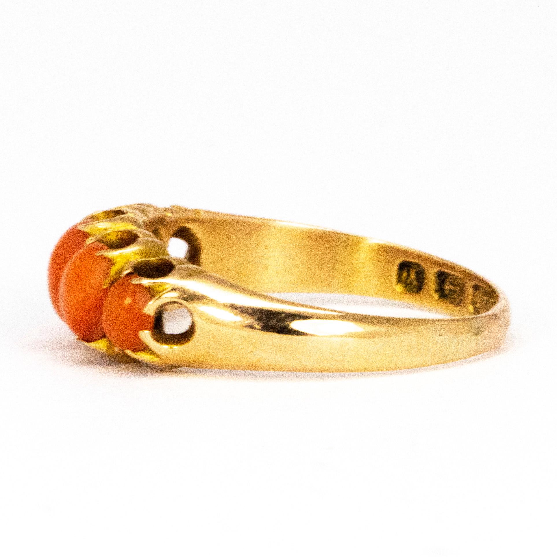 Viktorianischer fünfsteiniger Ring aus Koralle und 15 Karat Gold im Zustand „Gut“ im Angebot in Chipping Campden, GB