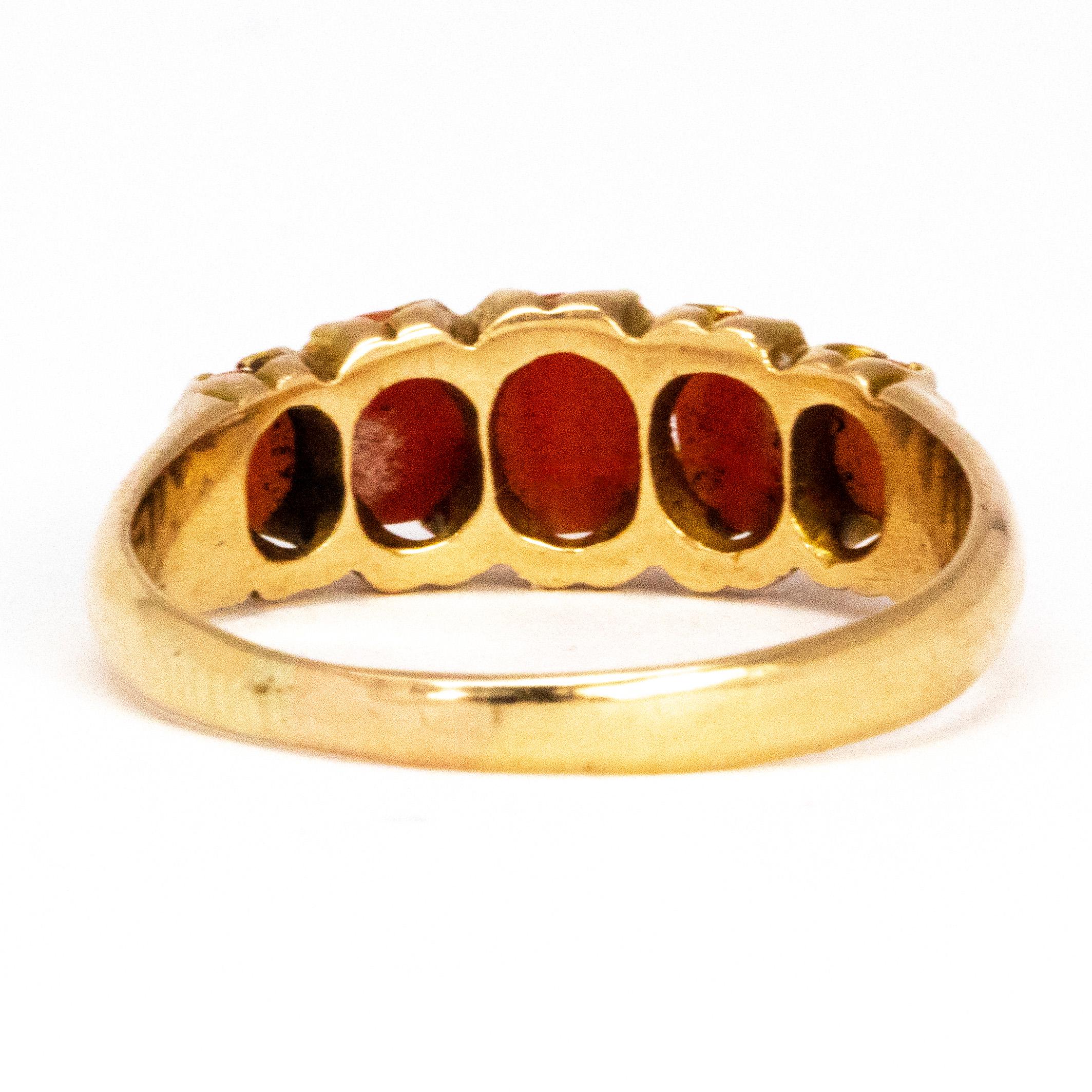 Viktorianischer fünfsteiniger Ring aus Koralle und 15 Karat Gold für Damen oder Herren im Angebot