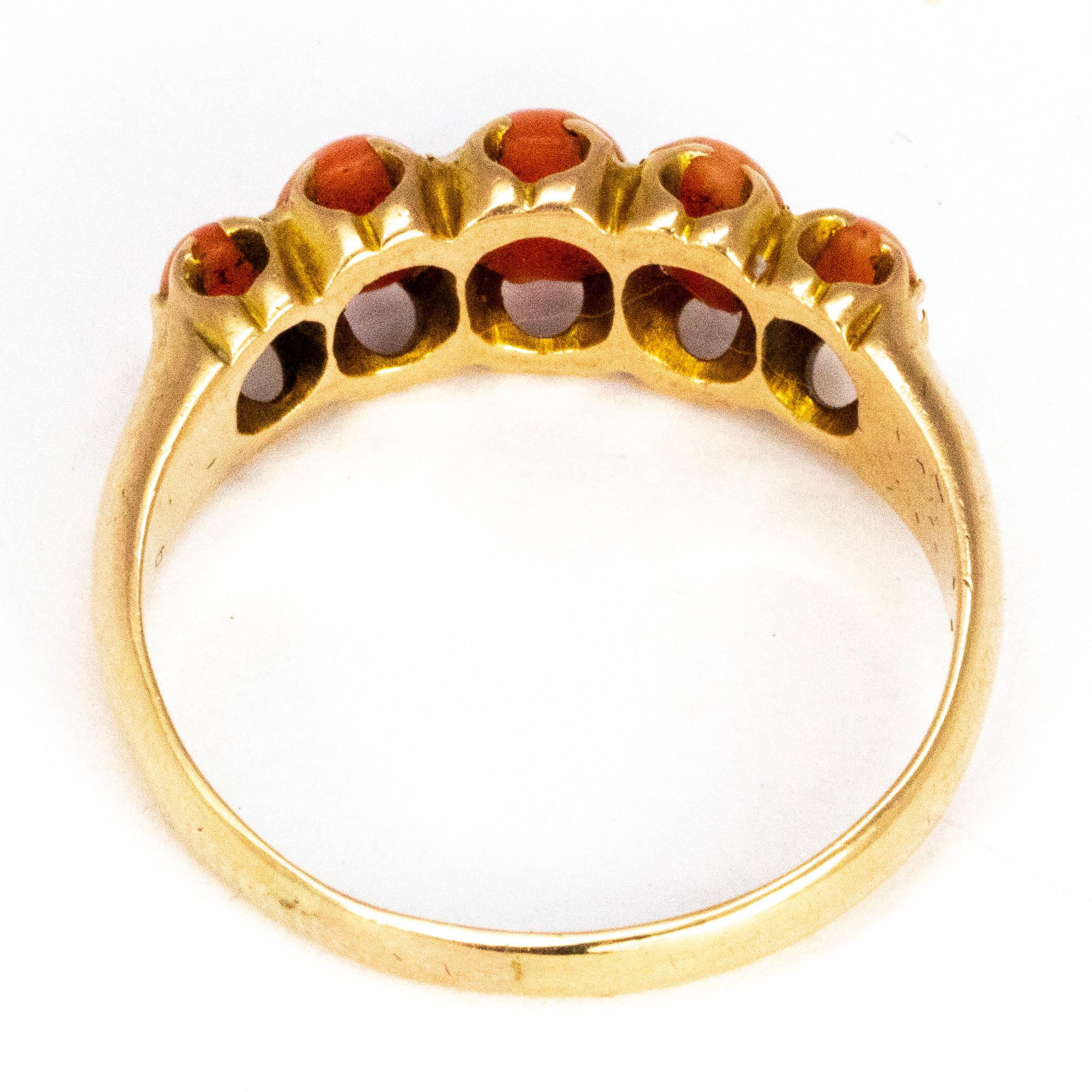 Viktorianischer fünfsteiniger Ring aus Koralle und 15 Karat Gold im Angebot 1