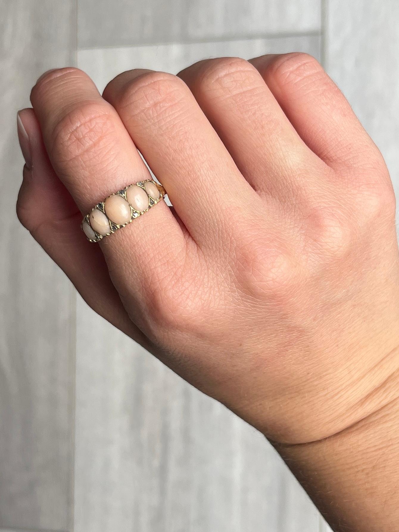 Viktorianischer Ring aus 18 Karat Gold mit Korallen und Diamanten im Rosenschliff im Zustand „Gut“ im Angebot in Chipping Campden, GB