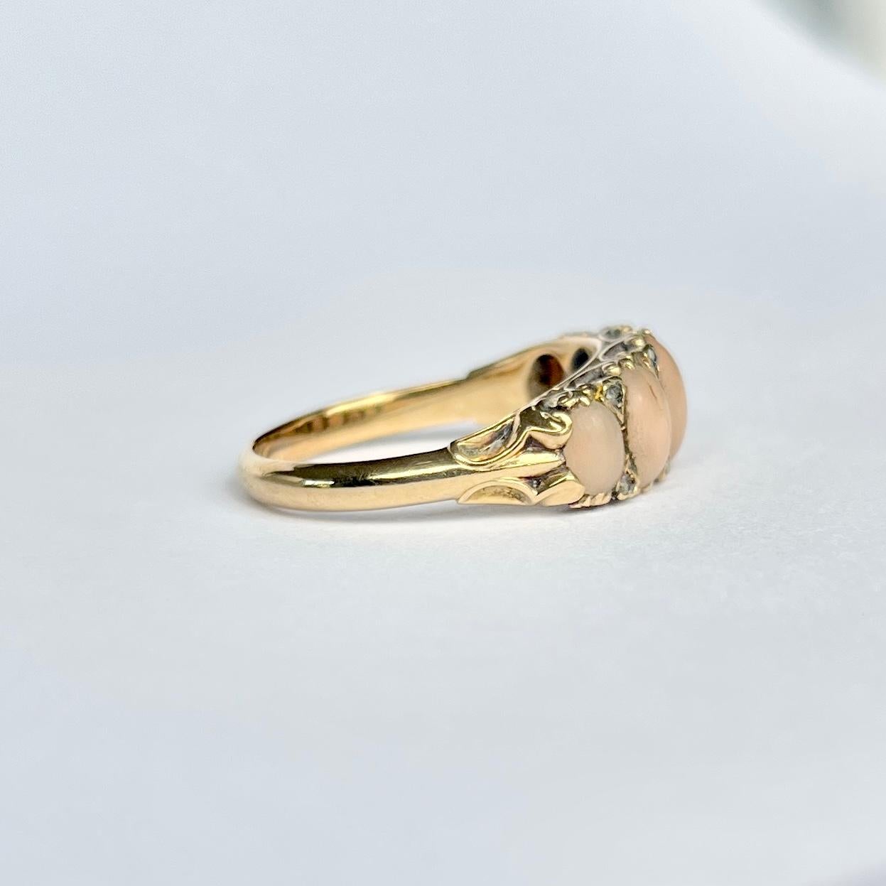 Viktorianischer Ring aus 18 Karat Gold mit Korallen und Diamanten im Rosenschliff im Angebot 1