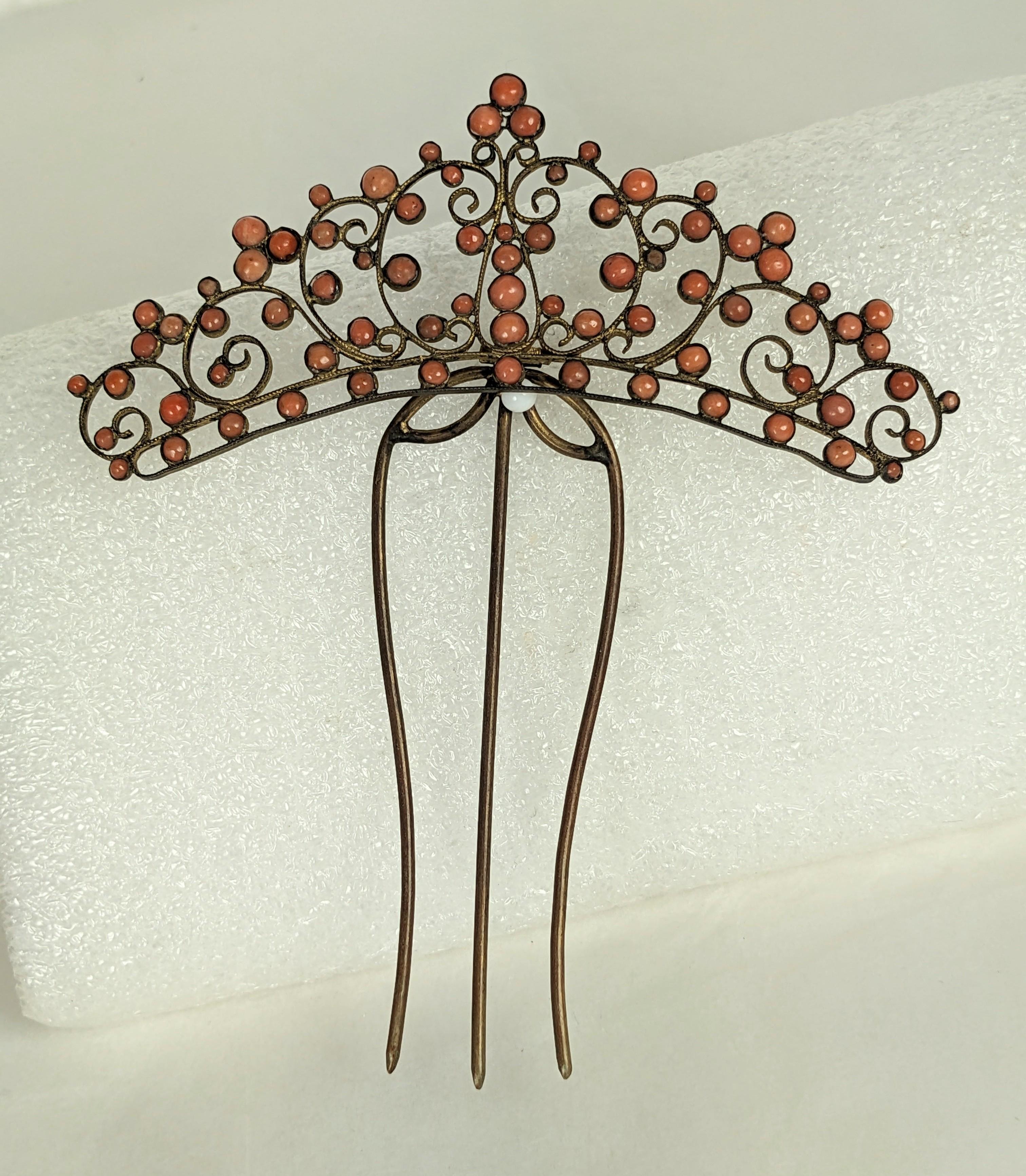 Grazioso pettine vittoriano in filigrana con cabochon di corallo del 1880. Lavorazione a filo dorato fatta a mano con cabochon di corallo autentico. Posizionato su una base a pettine incernierata. Dimensioni e design incantevoli. Italia del 1880.