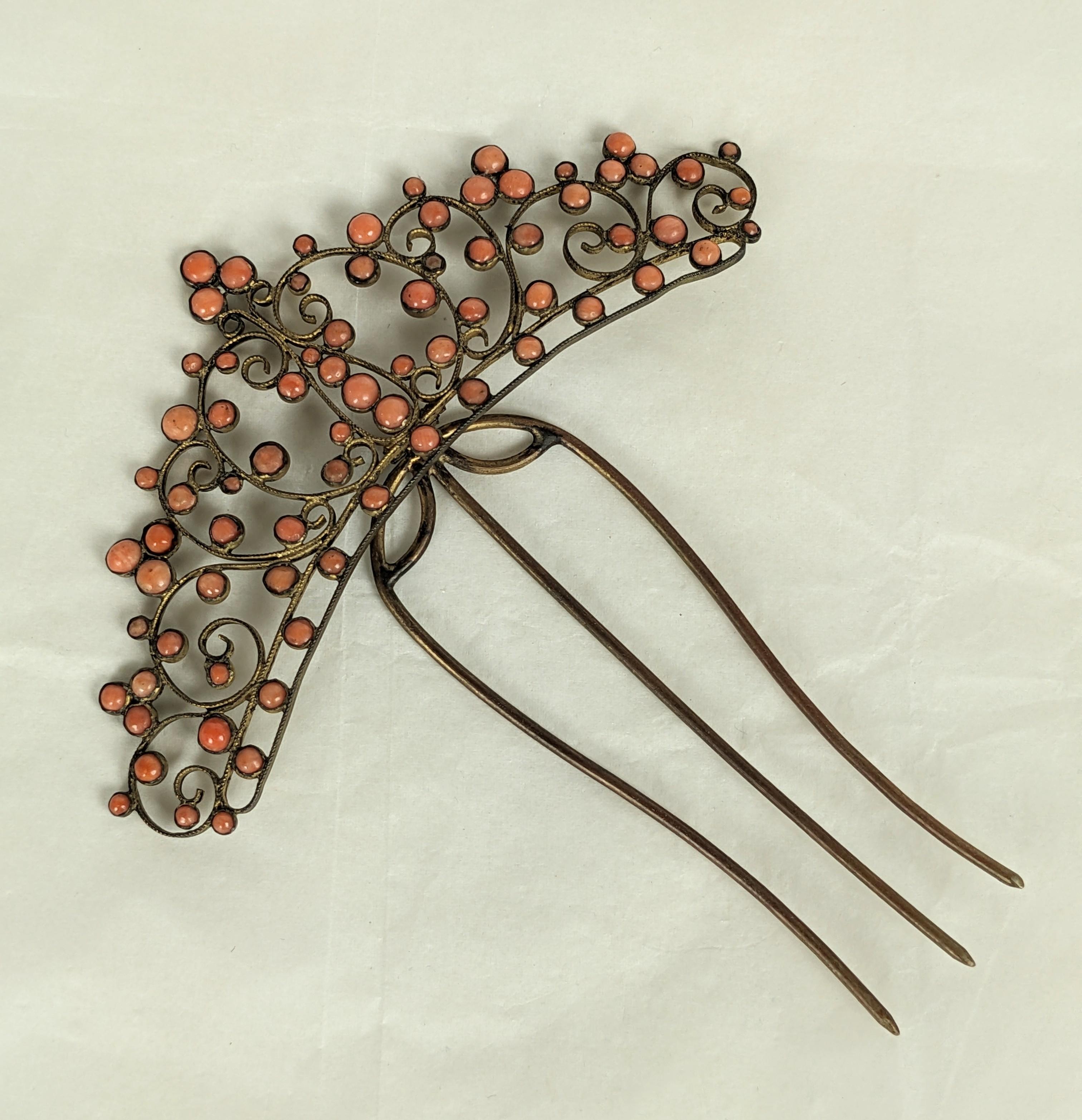 Cabochon Pettine vittoriano in filigrana con cabochon di corallo in vendita