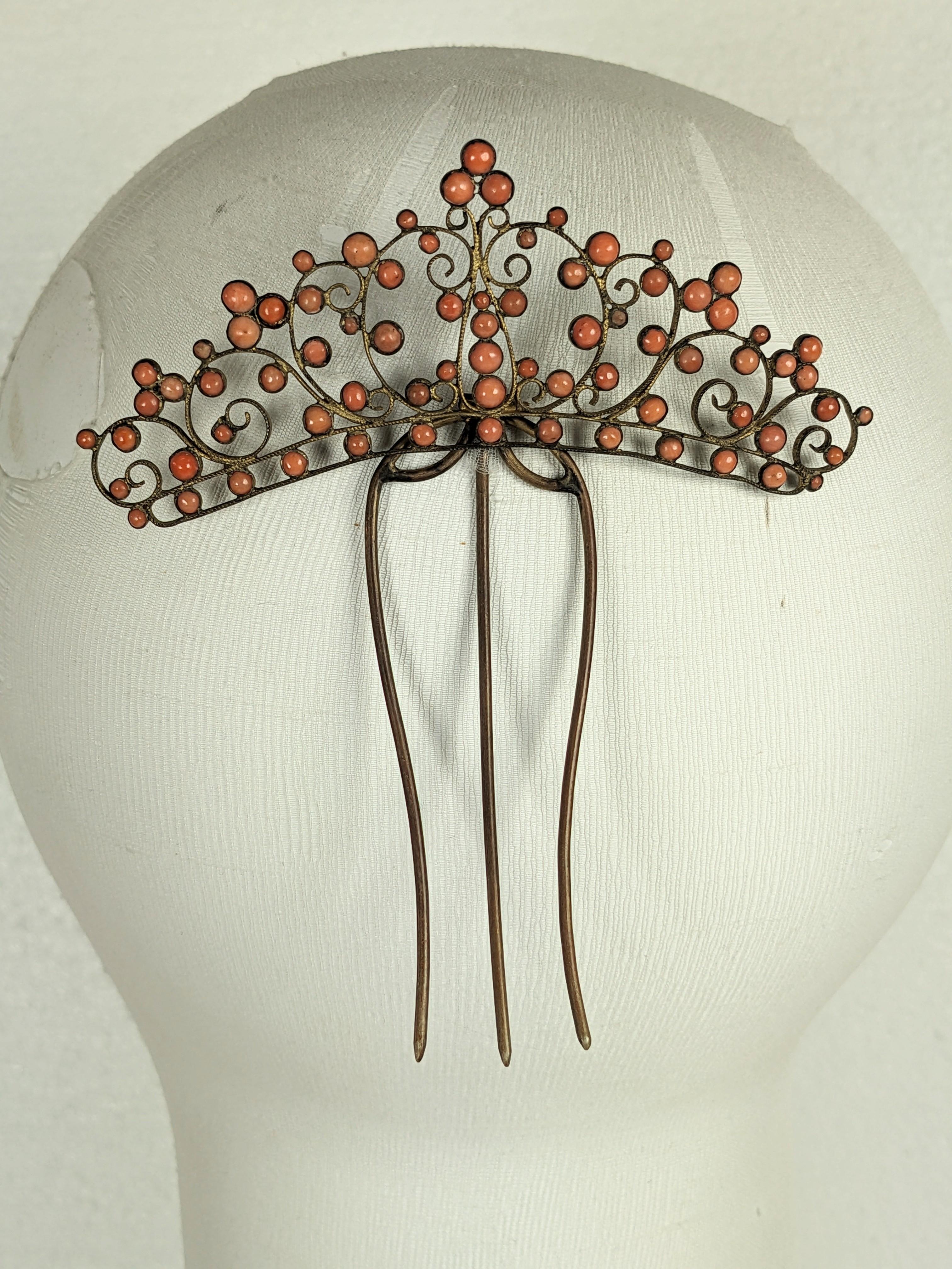 Pettine vittoriano in filigrana con cabochon di corallo in vendita 2