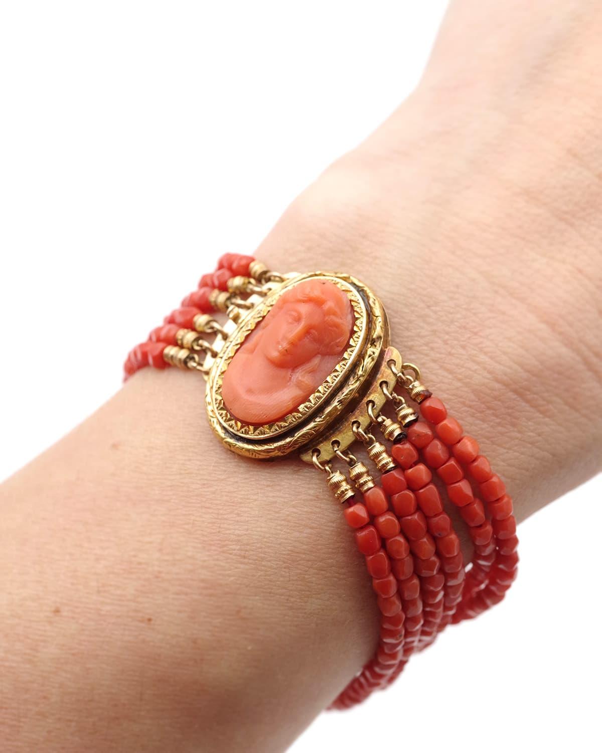 Late Victorian Victorian coral cameo bracelet in 18k gold, French Victorian facetted coral bead For Sale