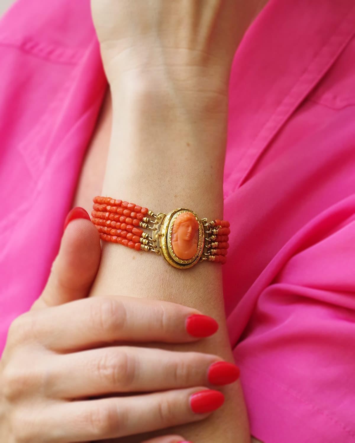 Bead Victorian coral cameo bracelet in 18k gold, French Victorian facetted coral bead For Sale