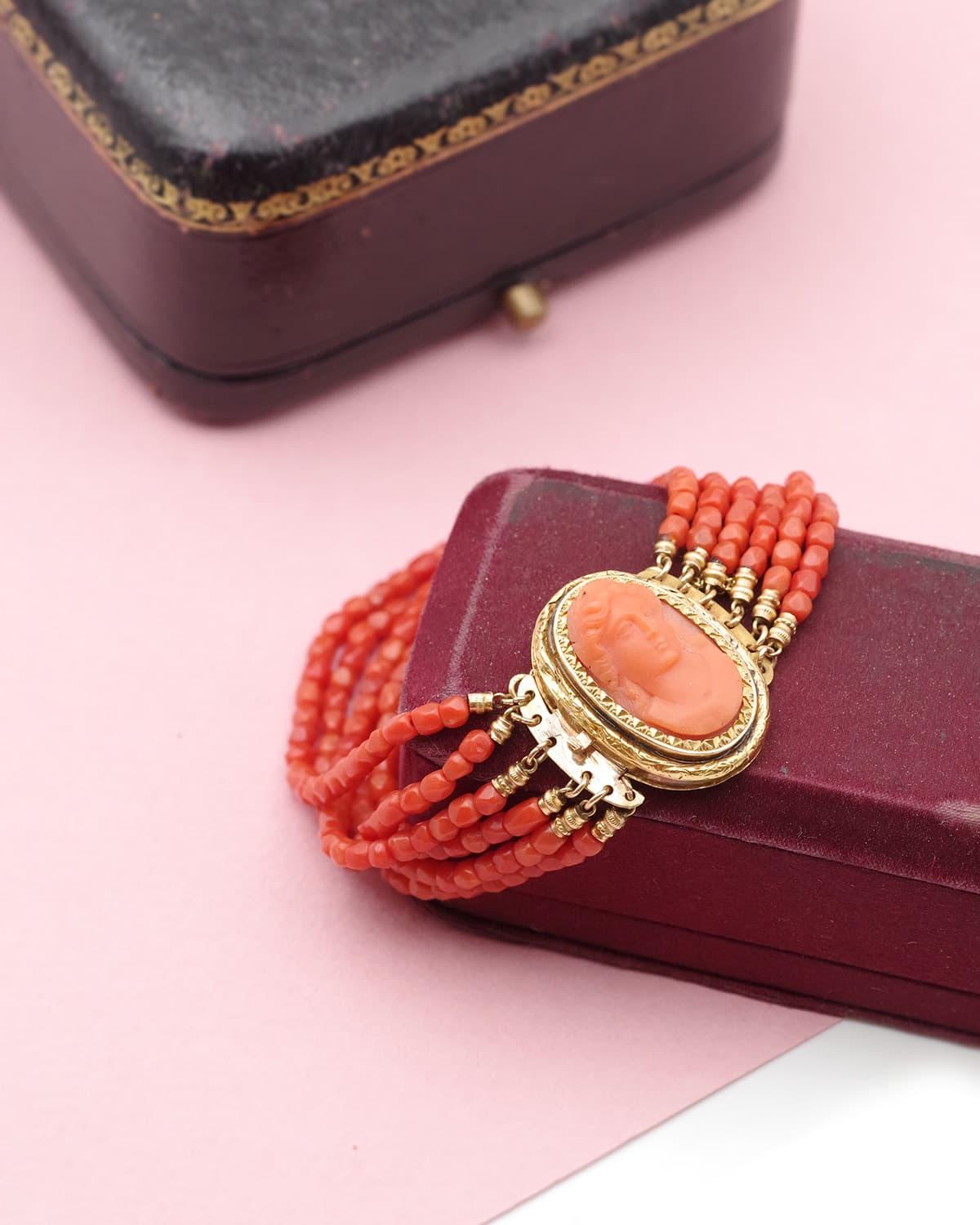 Victorian coral cameo bracelet in 18k gold, French Victorian facetted coral bead In Good Condition For Sale In PARIS, FR