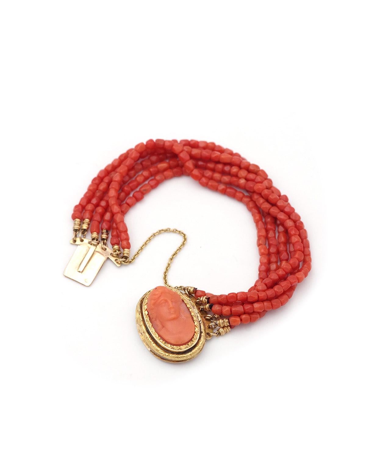Victorian coral cameo bracelet in 18k gold, French Victorian facetted coral bead For Sale 1