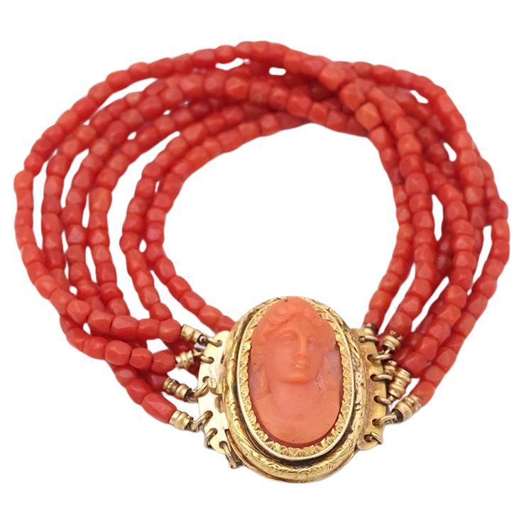 Victorian coral cameo bracelet in 18k gold, French Victorian facetted coral bead For Sale