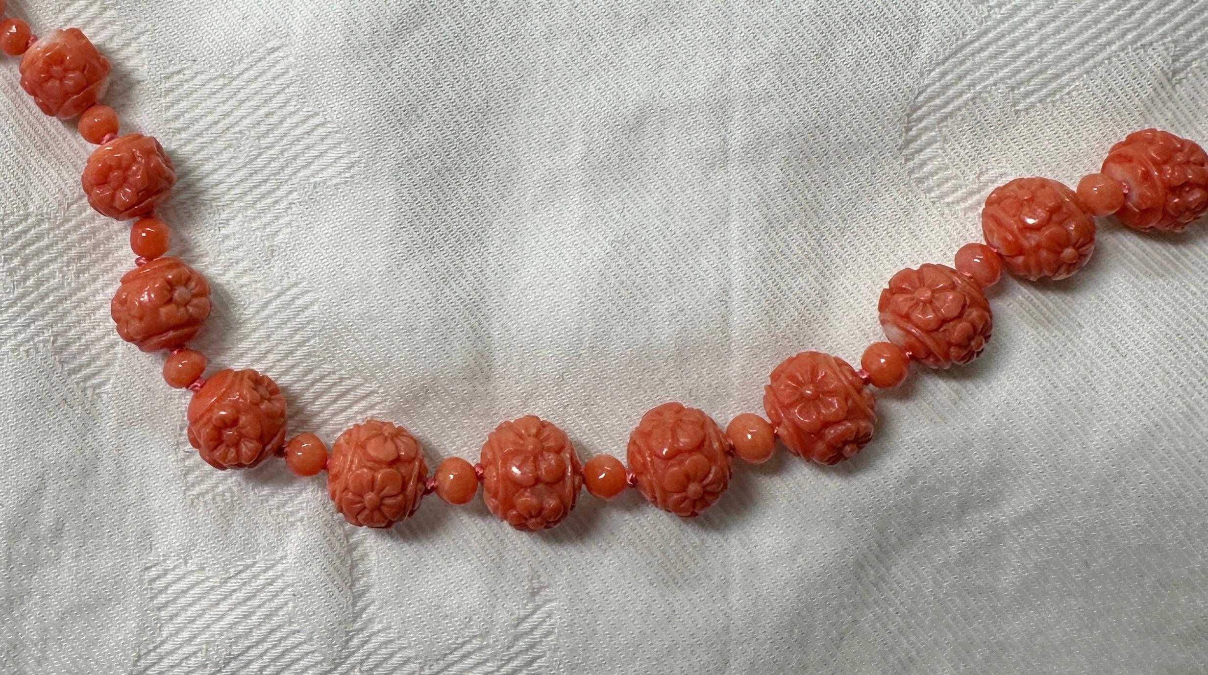Victorian Coral Flower Necklace 18 Karat Gold Hand Carved Coral Beads and Clasp For Sale 2
