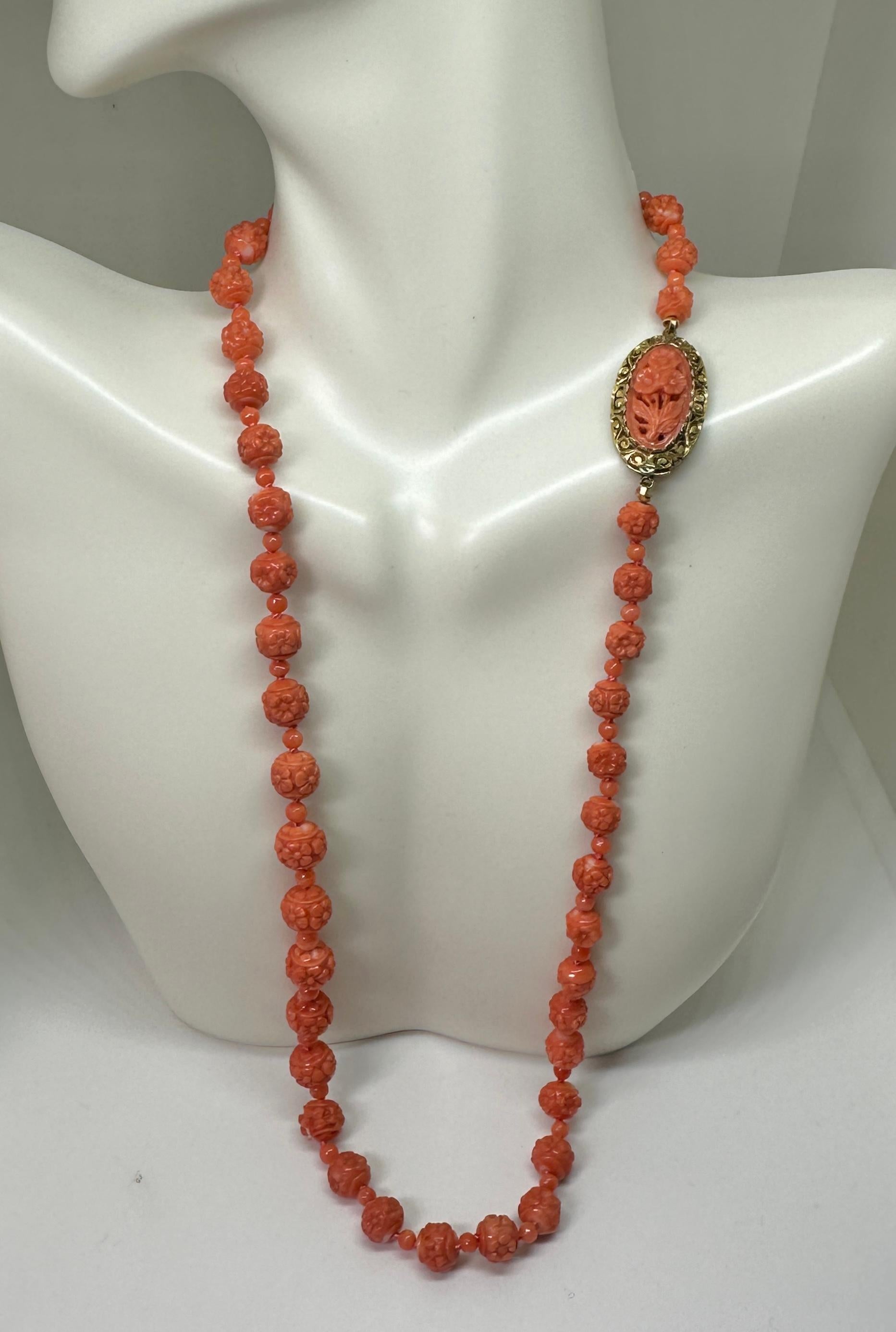 Victorian Coral Flower Necklace 18 Karat Gold Hand Carved Coral Beads and Clasp For Sale 3