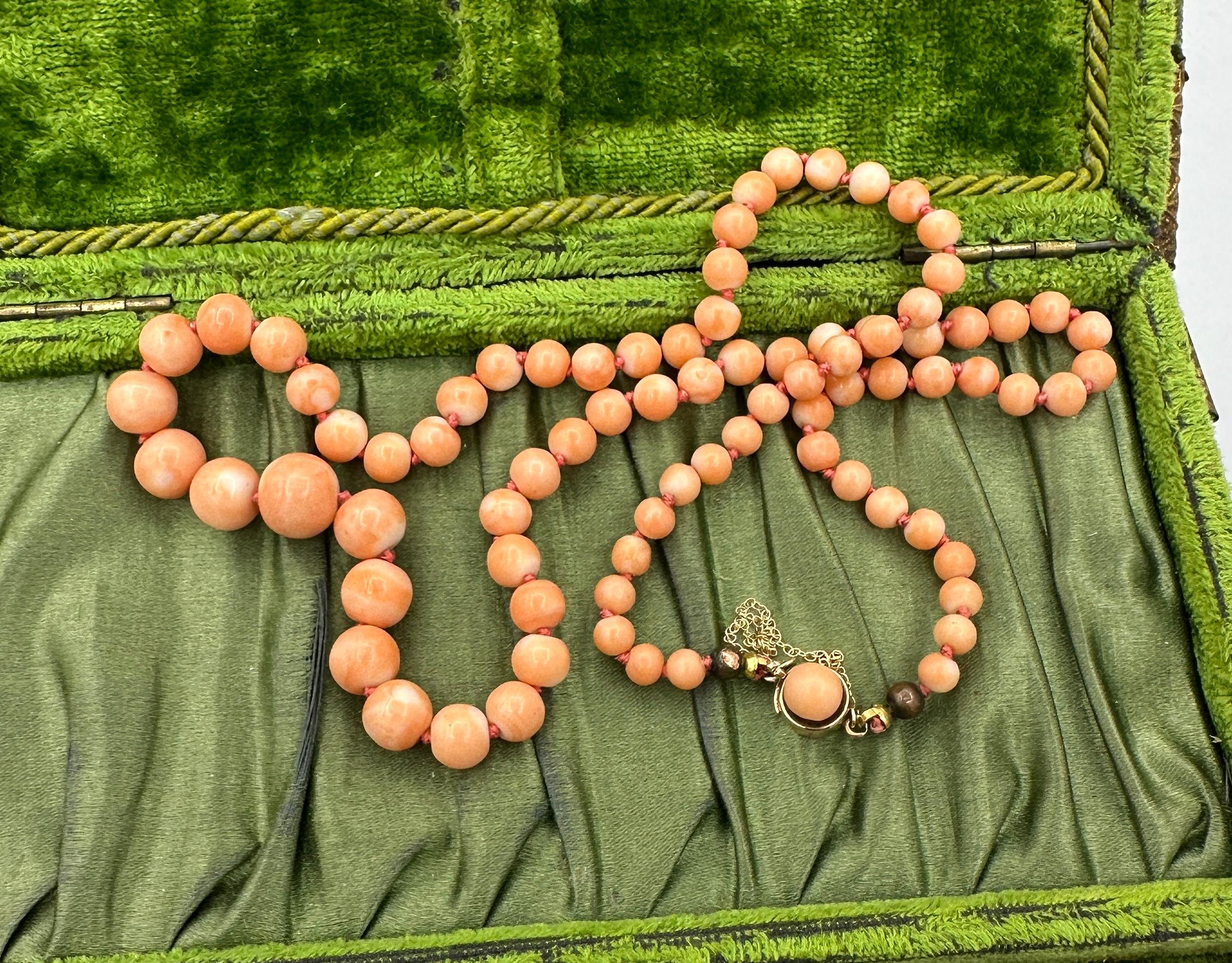 Collier victorien en or de 20 pouces avec perles de corail graduées 5 - 10 mm Excellent état - En vente à New York, NY