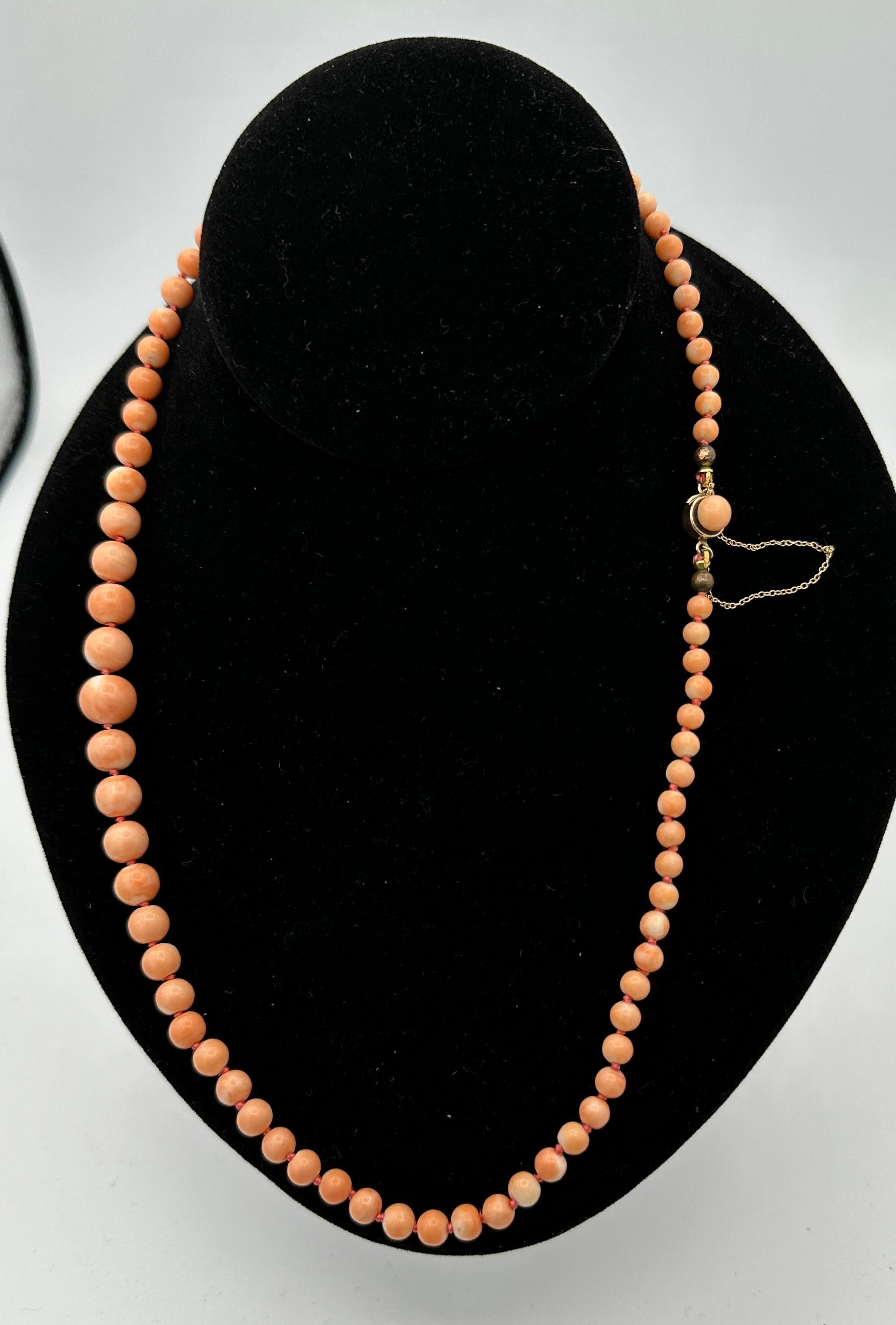 Collier victorien en or de 20 pouces avec perles de corail graduées 5 - 10 mm Unisexe en vente
