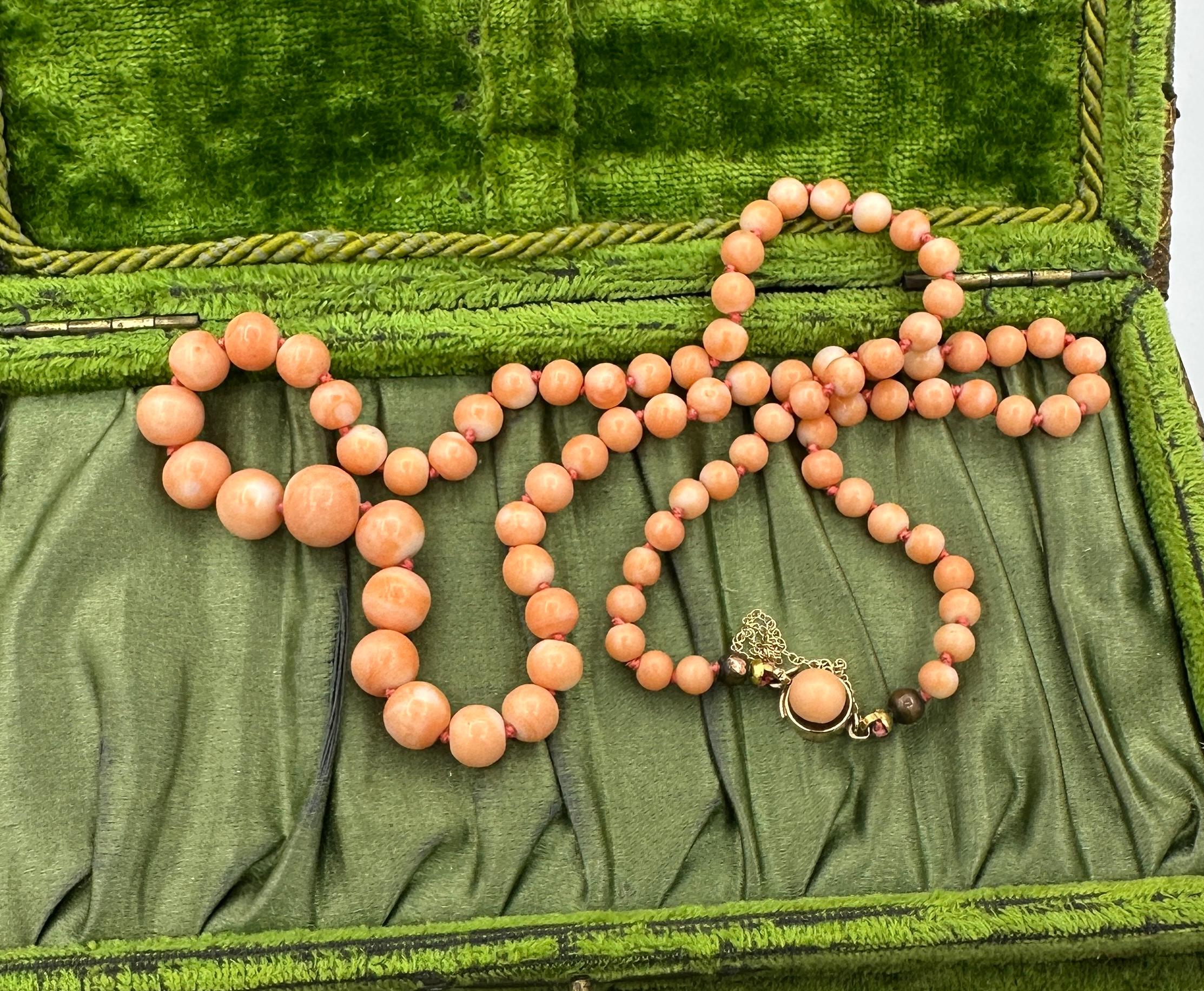 Collier victorien en or de 20 pouces avec perles de corail graduées 5 - 10 mm en vente 1