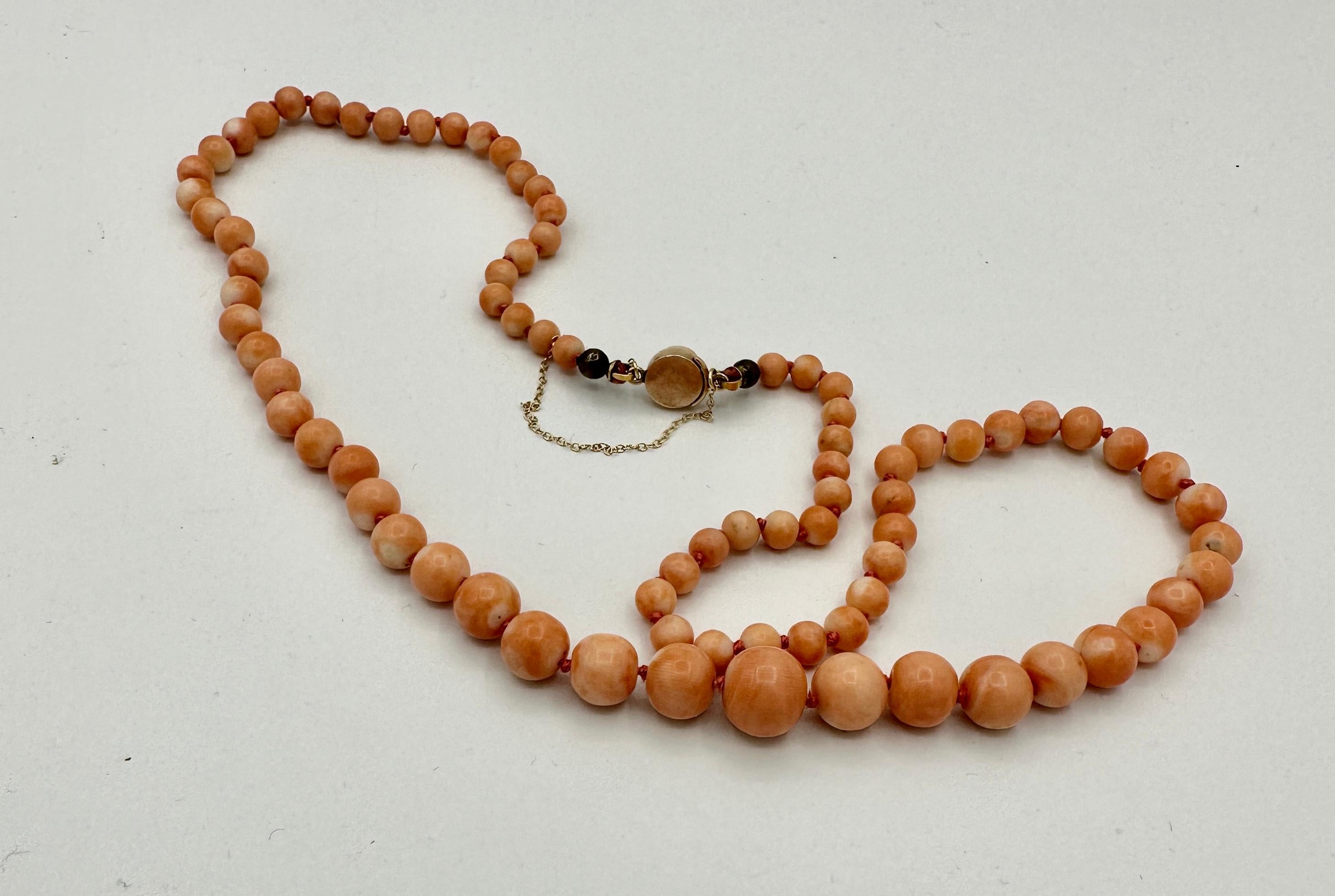 Collier victorien en or de 20 pouces avec perles de corail graduées 5 - 10 mm en vente 2