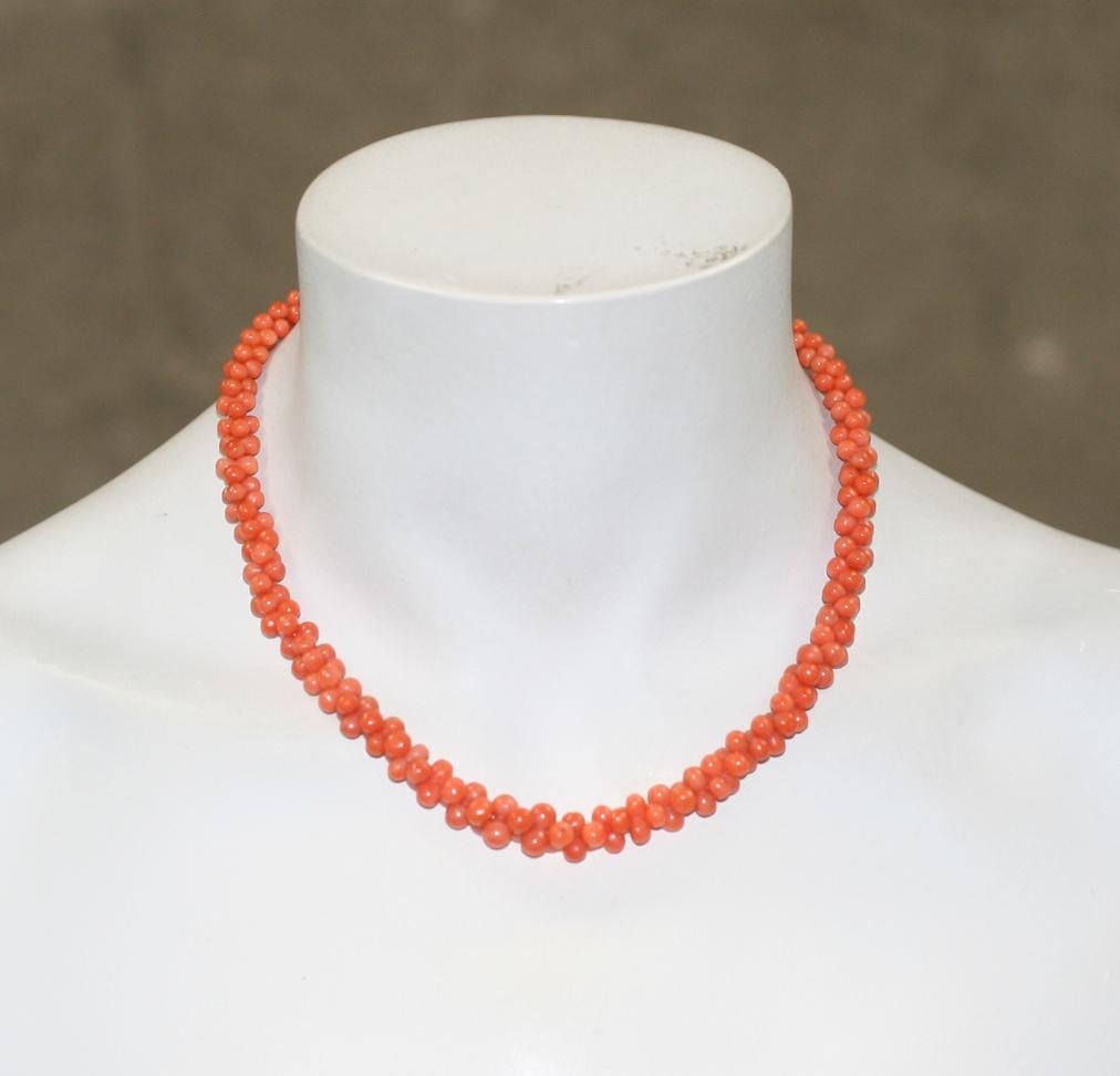Victorian Coral Graduated Toggle Necklace In Excellent Condition For Sale In New York, NY