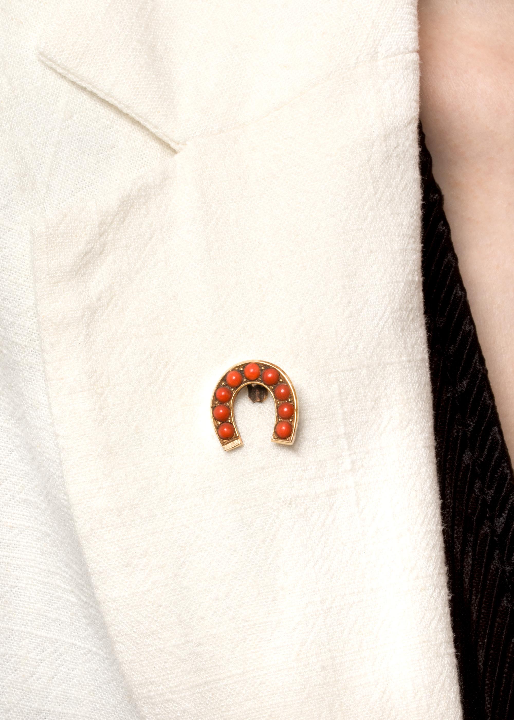 Victorian Coral Horseshoe Brooch, c.1880s In Good Condition For Sale In London, GB