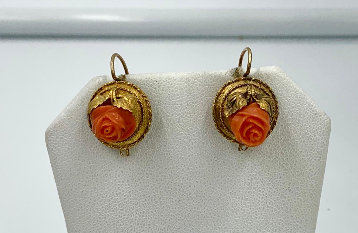 Victorien Boucles d'oreilles victoriennes en corail et roses à motif de feuilles de fleurs en or 14 carats de style néo-étrusque en vente