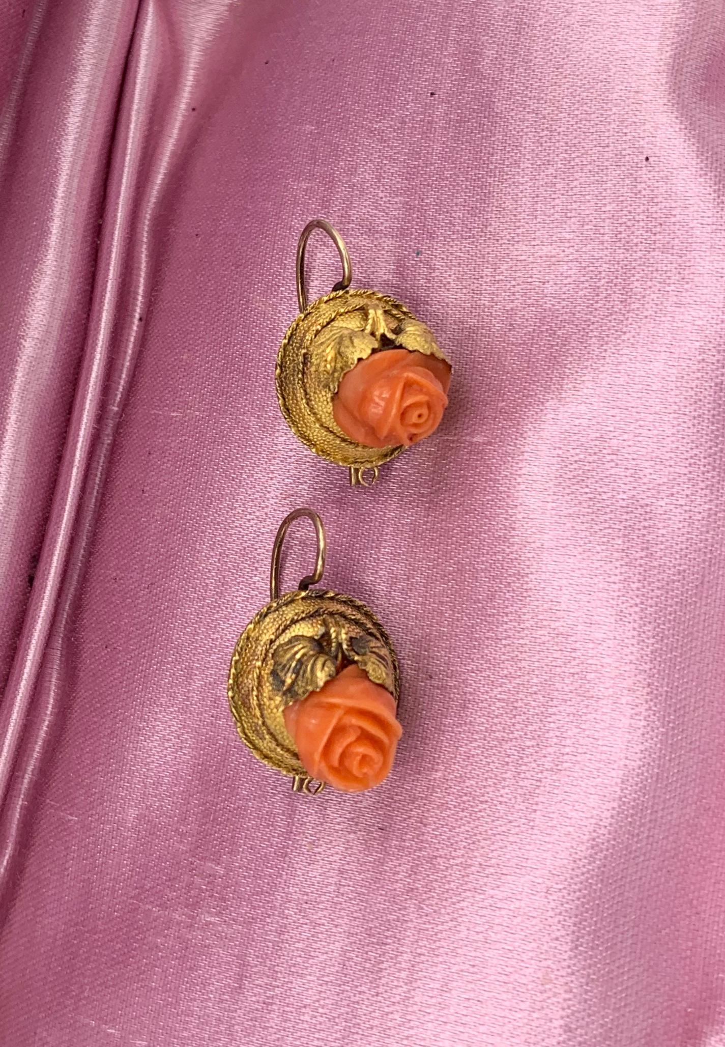 Boucles d'oreilles victoriennes en corail et roses à motif de feuilles de fleurs en or 14 carats de style néo-étrusque Bon état - En vente à New York, NY