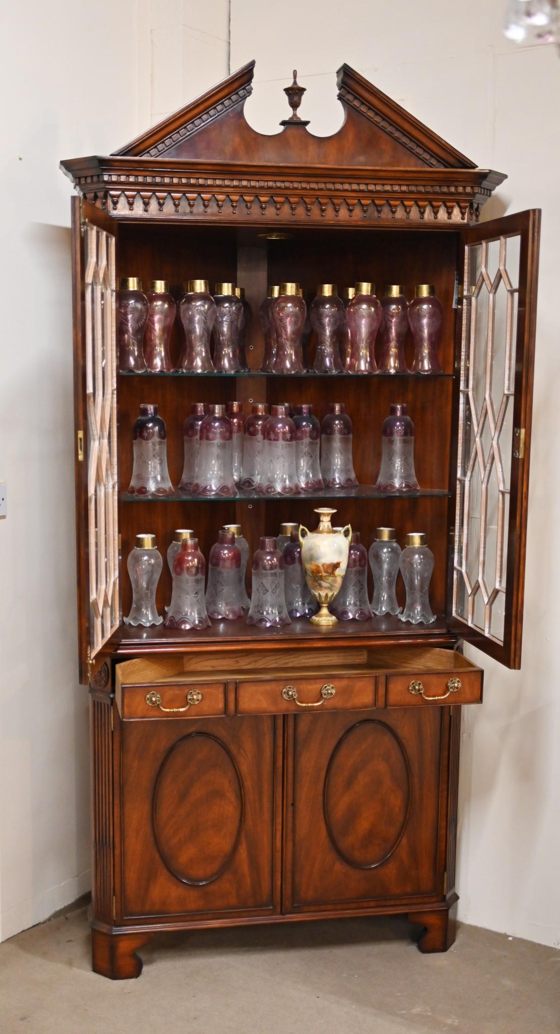 Armario esquinero victoriano Librería de caoba esmaltada Caoba en venta