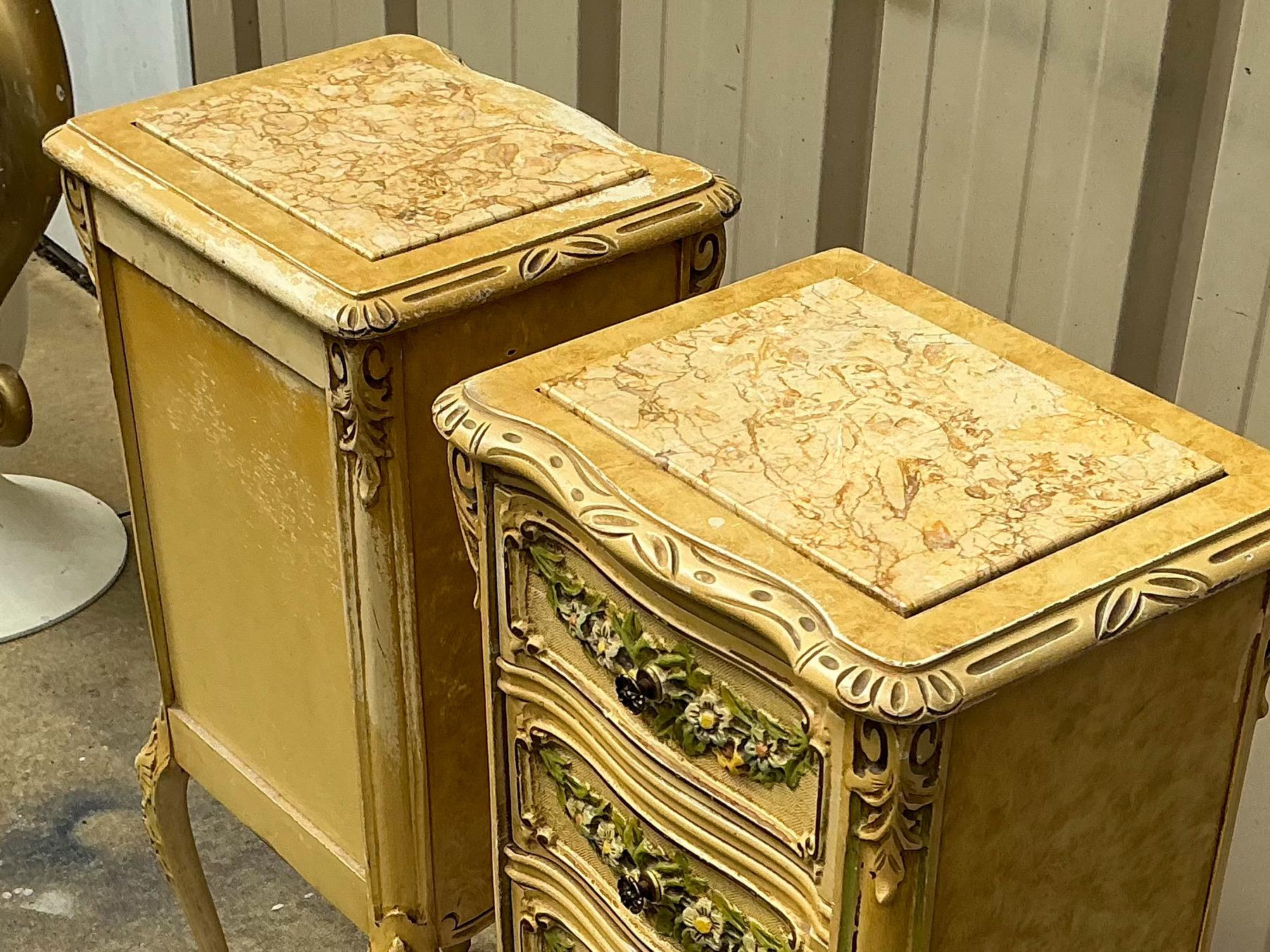 Viktorianischen Landhausstil Truhen Beistelltische W / Floral Barbola Marmorplatten - Pair (Italienisch) im Angebot