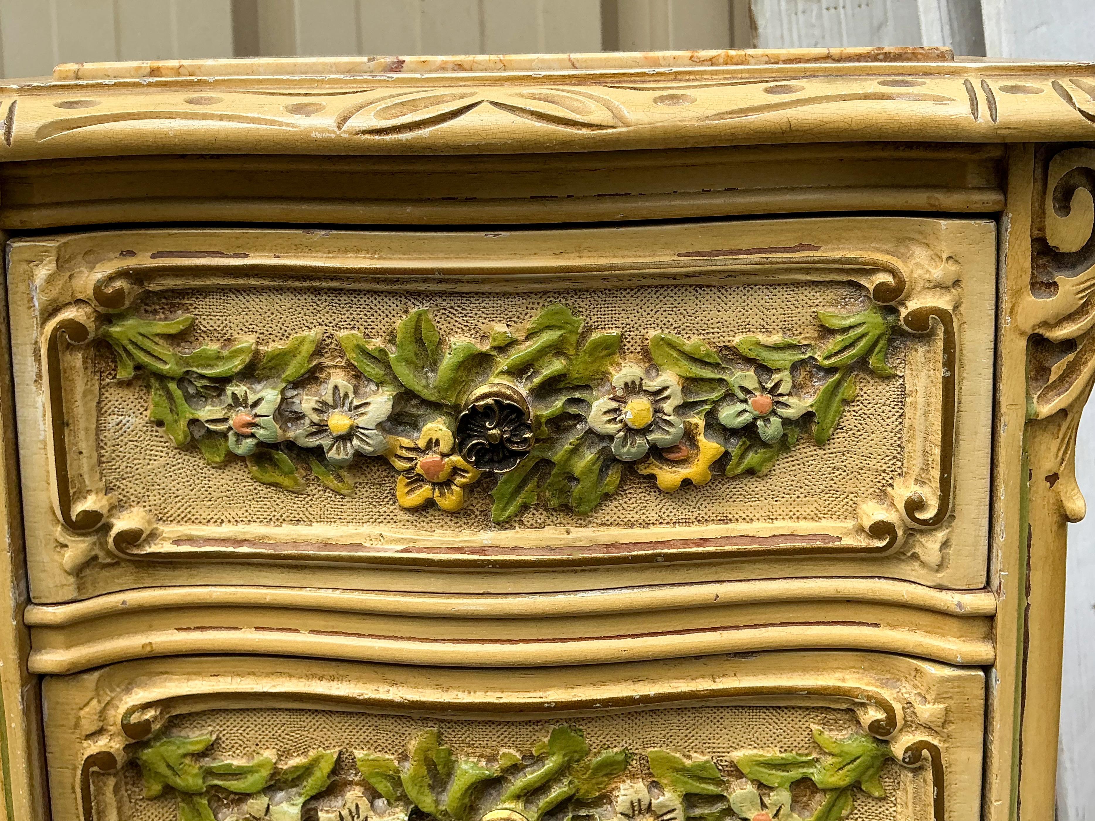 Viktorianischen Landhausstil Truhen Beistelltische W / Floral Barbola Marmorplatten - Pair im Zustand „Gut“ im Angebot in Kennesaw, GA