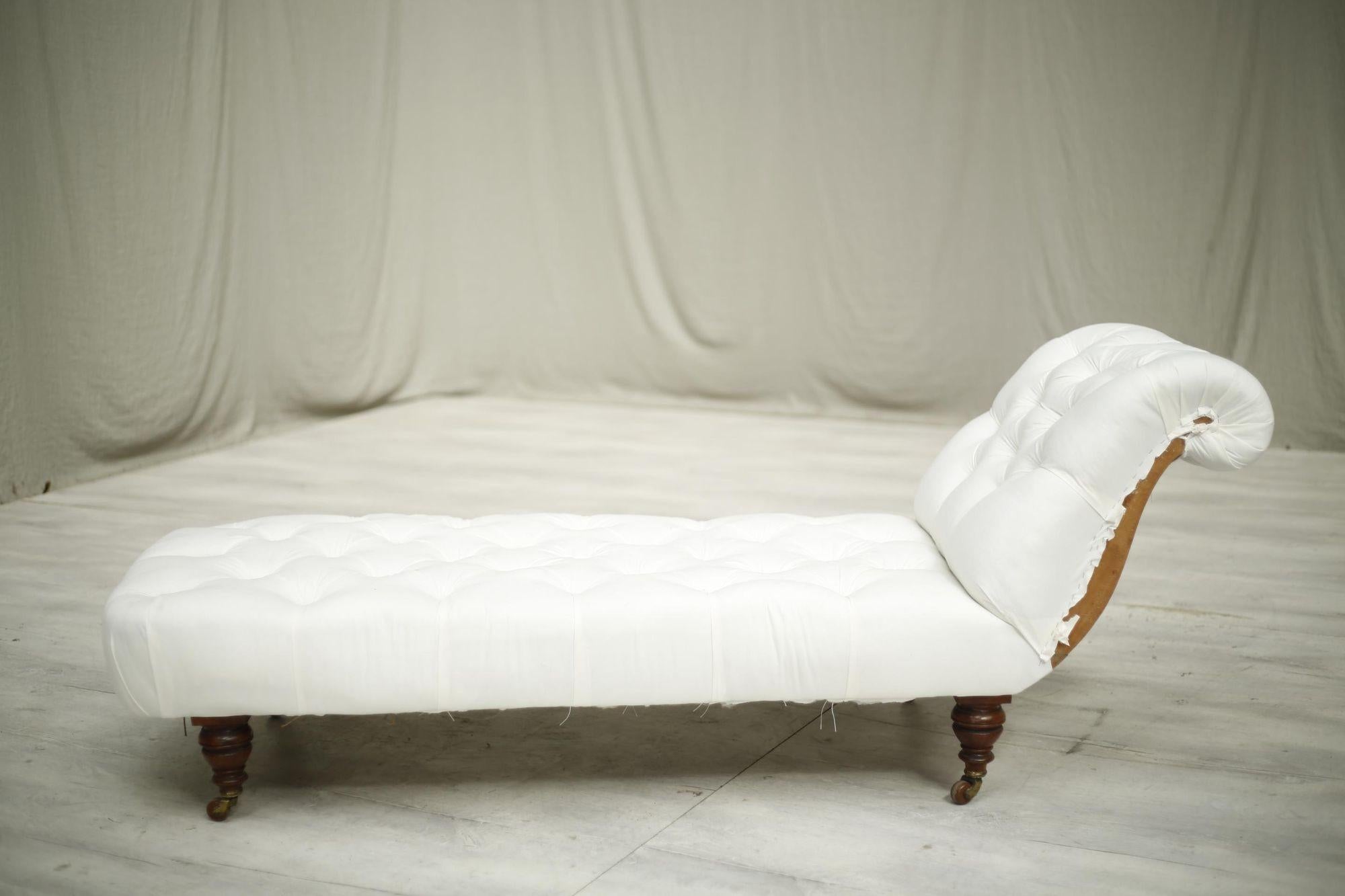 Victorian Country House Buttoned Chaise Longue 1