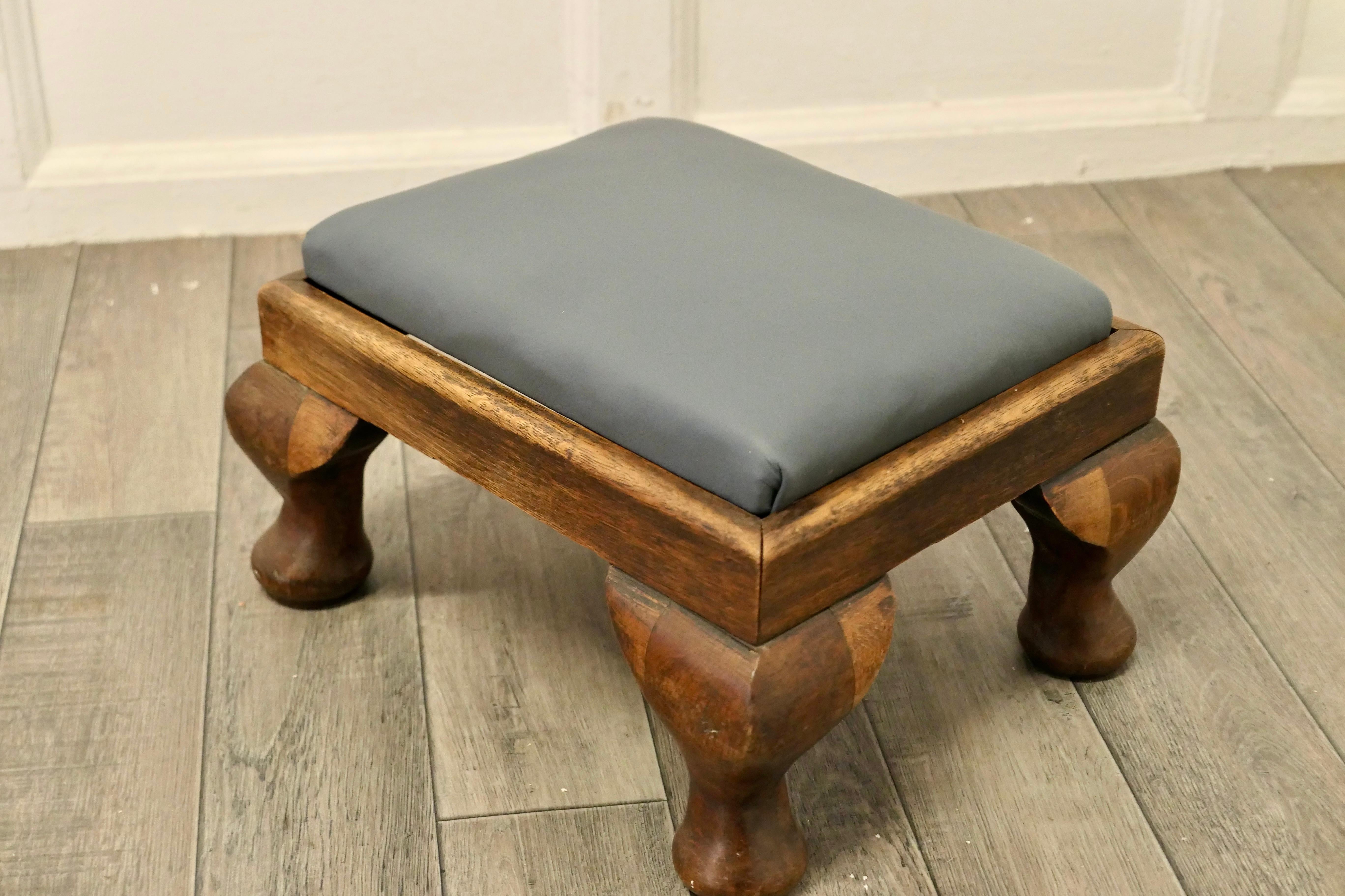 Victorian Country House Oak Foot Stool Upholstered in Soft Leather     In Good Condition For Sale In Chillerton, Isle of Wight