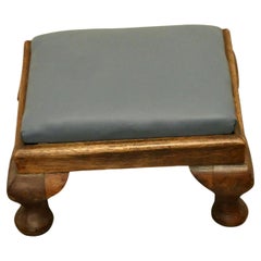 Tabouret de maison de campagne victorien à pieds en chêne rembourré en cuir souple    