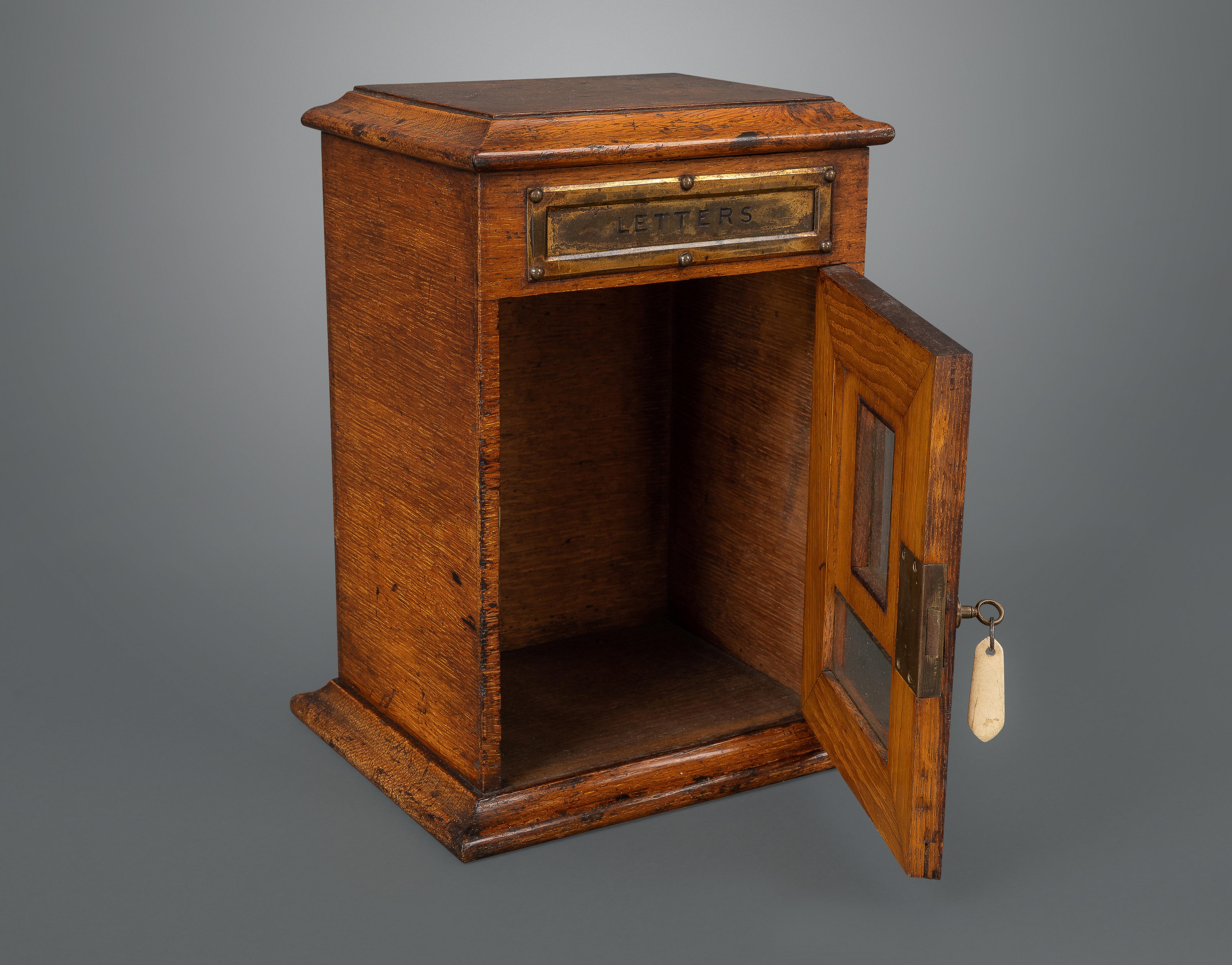 Victorian Country House Oak Letterbox In Good Condition For Sale In New York, NY