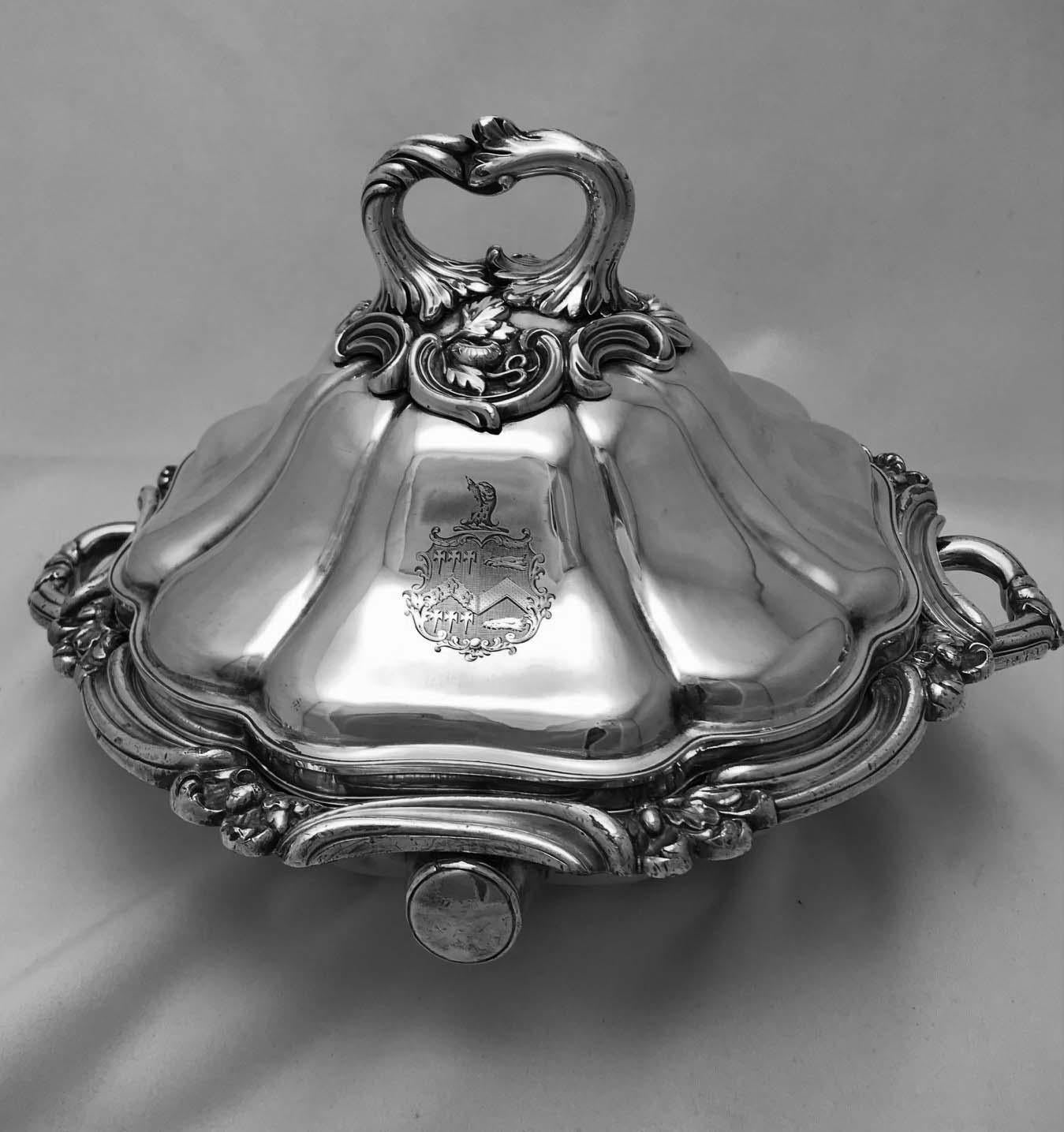 Victorian Covered Plated Chafing Dish with Armorial In Good Condition For Sale In Montreal, QC