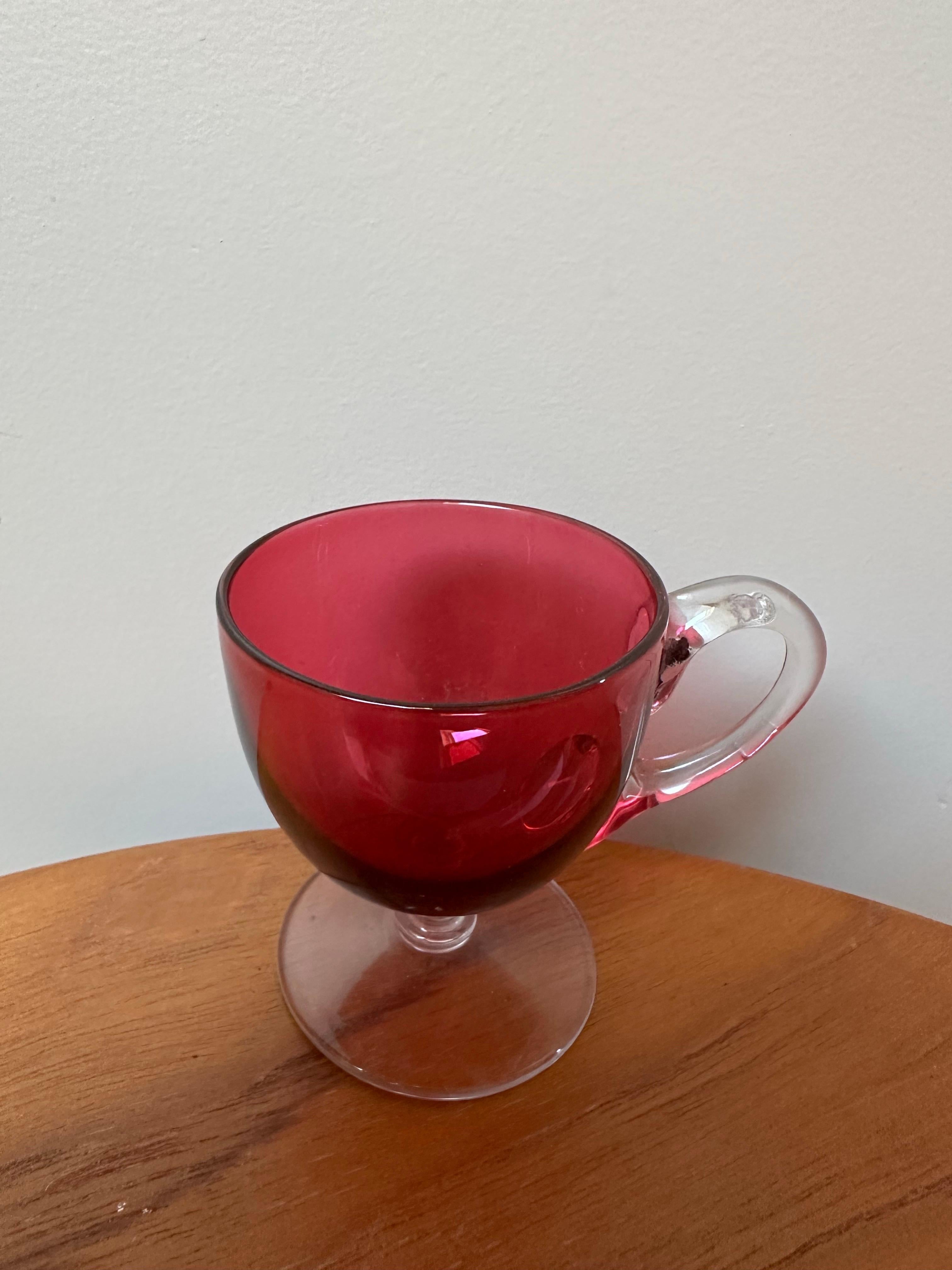 Verre d'art victorien à la canneberge, gobelets à crème anglaise avec poignées en vente 4