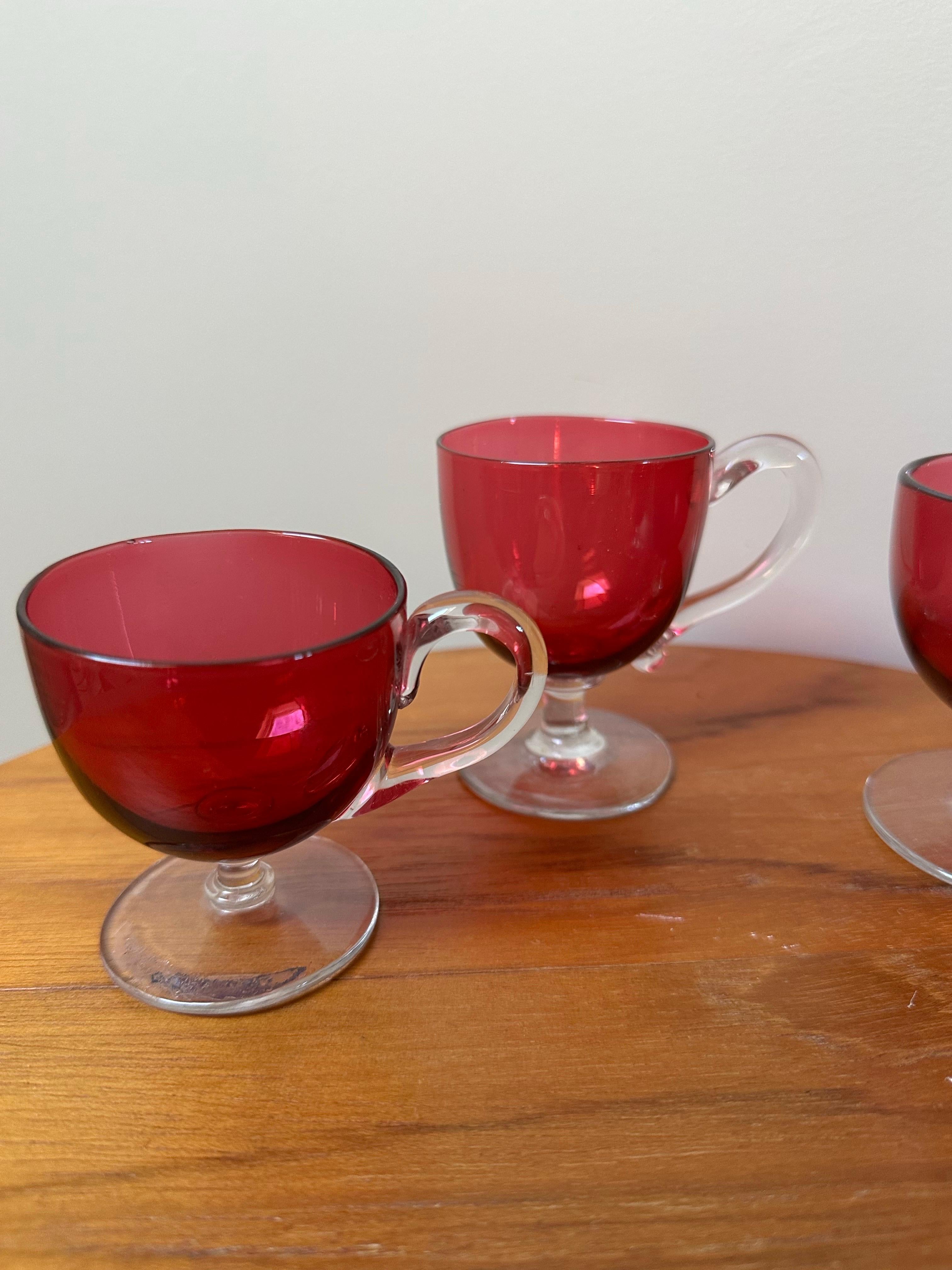 Verre d'art victorien à la canneberge, gobelets à crème anglaise avec poignées en vente 5