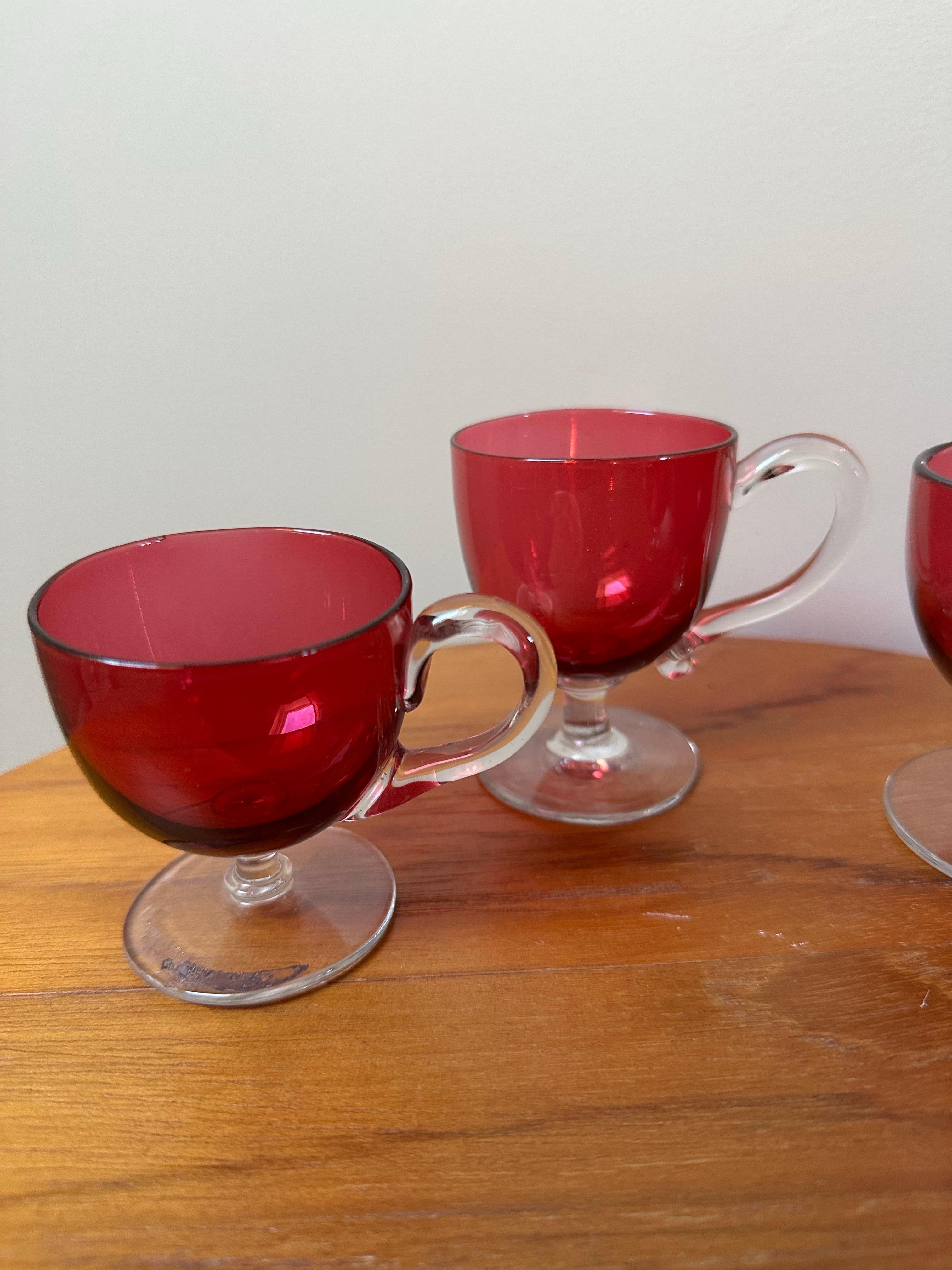 Ce charmant ensemble de coupes à dessert victoriennes en verre à la canneberge est un bel exemple de l'artisanat de la fin du XIXe siècle, datant approximativement des années 1880 à 1890. Hautement collectionnables et admirées pour leur couleur