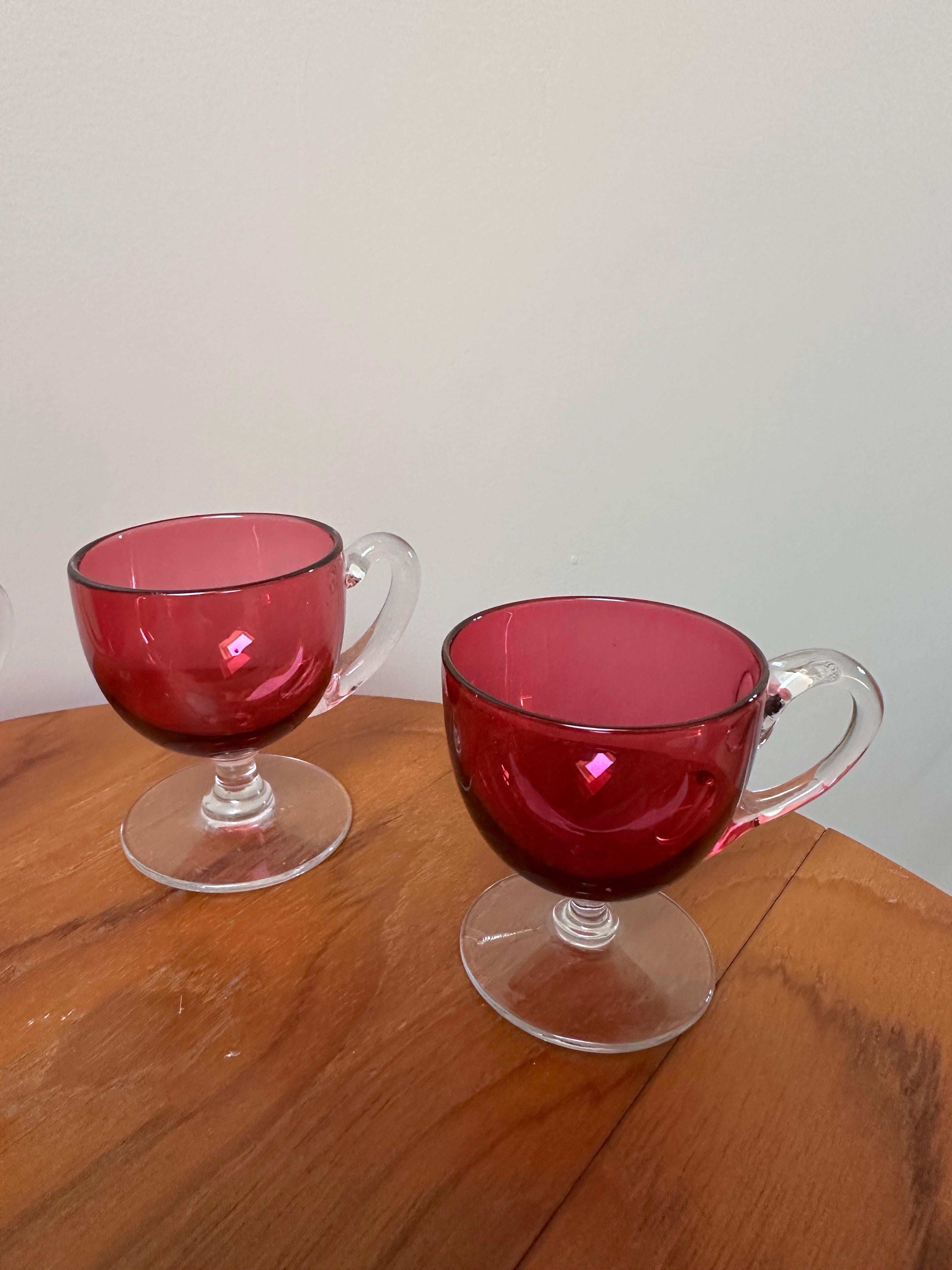 Victorien Verre d'art victorien à la canneberge, gobelets à crème anglaise avec poignées en vente