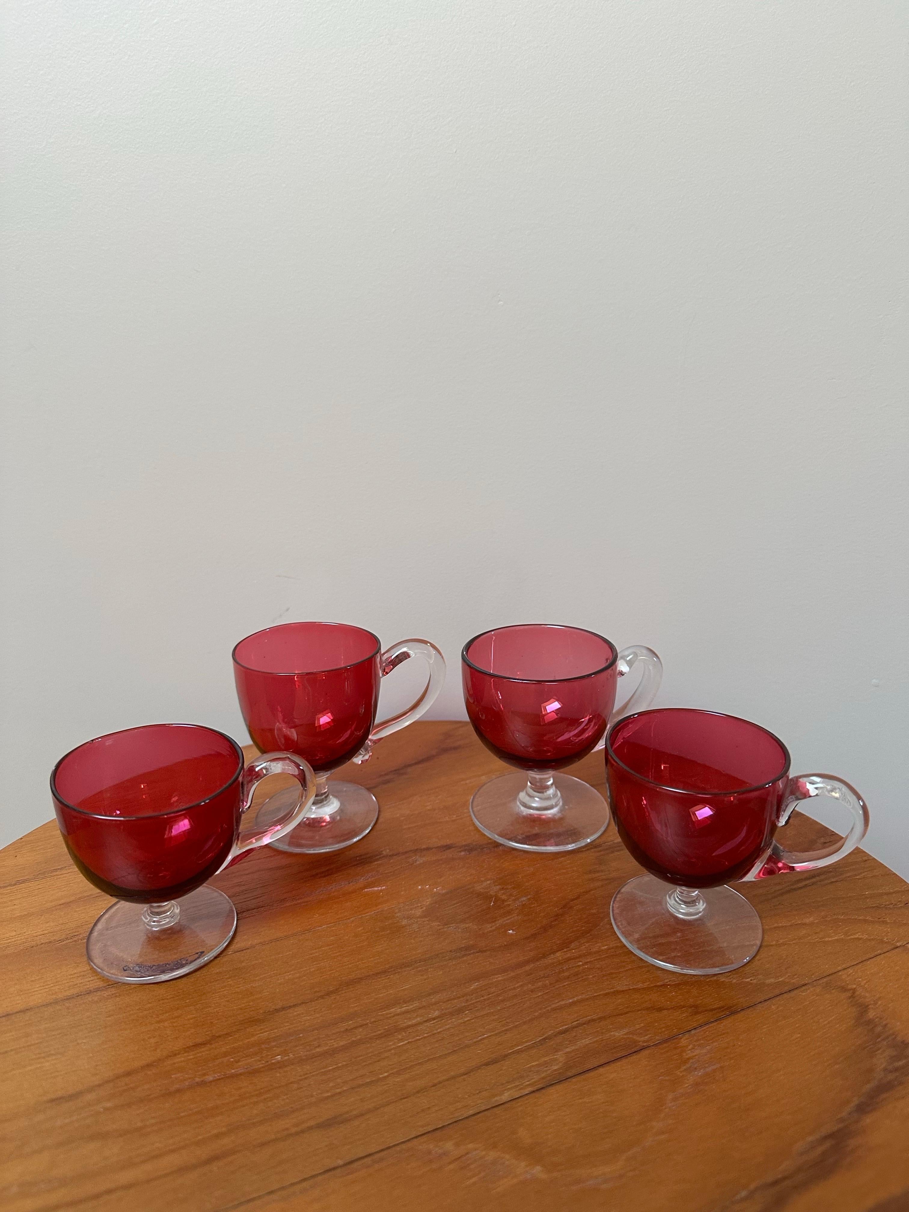 Anglais Verre d'art victorien à la canneberge, gobelets à crème anglaise avec poignées en vente