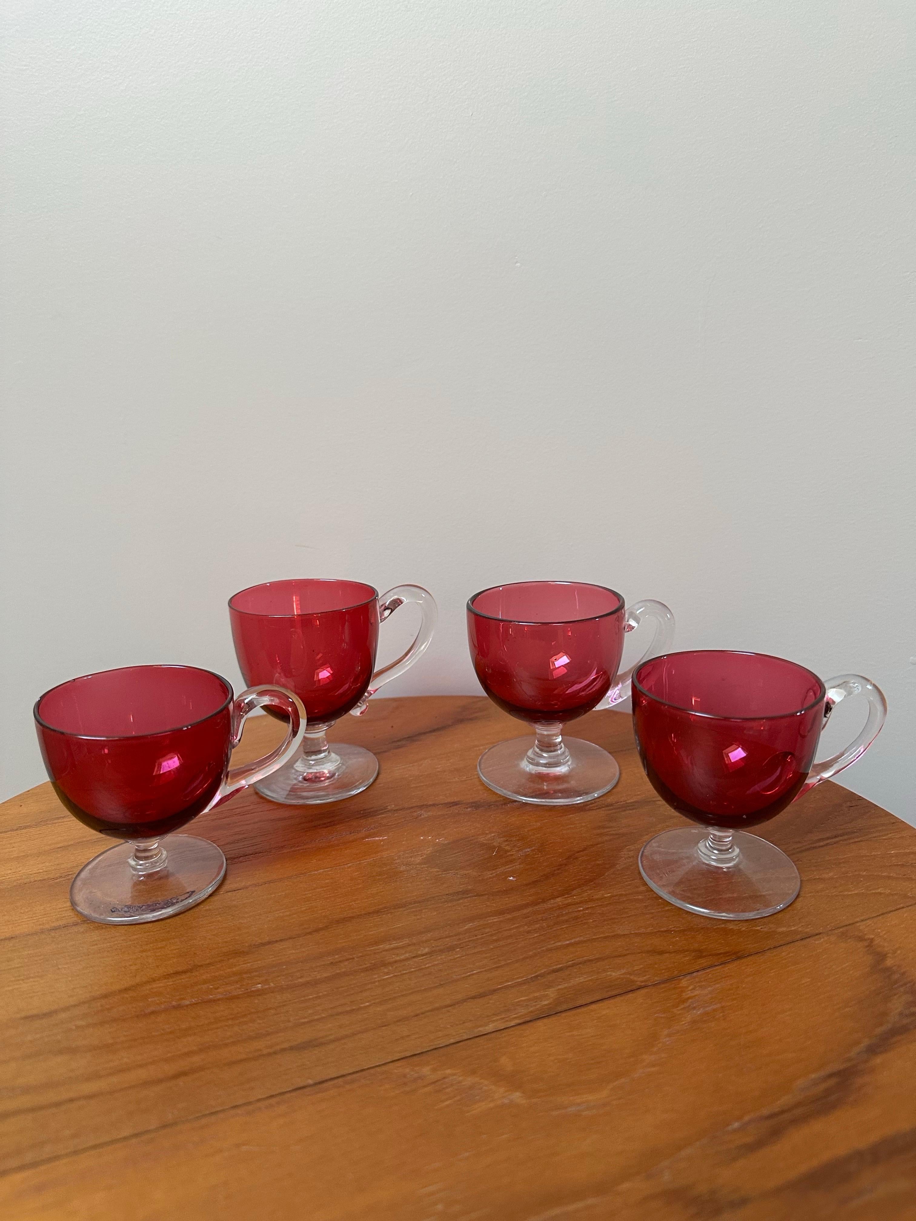 Verre d'art victorien à la canneberge, gobelets à crème anglaise avec poignées Bon état - En vente à Worcester Park, GB