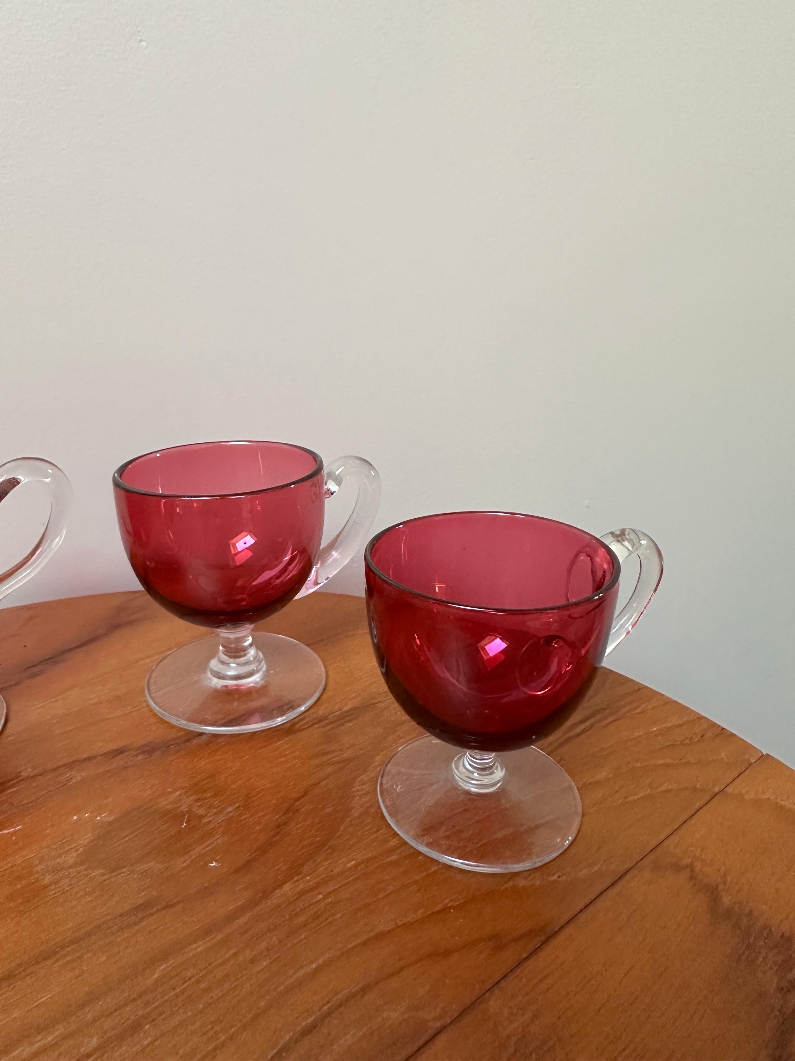 Fin du XIXe siècle Verre d'art victorien à la canneberge, gobelets à crème anglaise avec poignées en vente