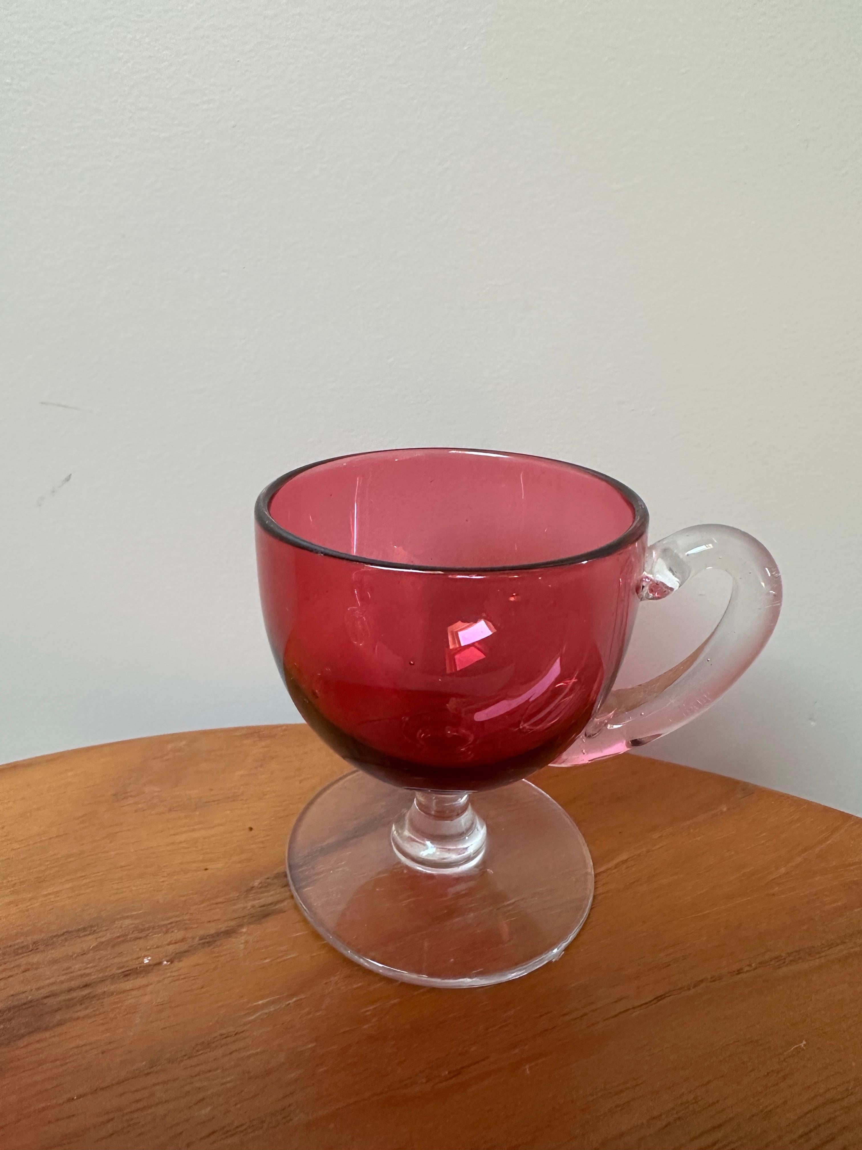 Verre d'art victorien à la canneberge, gobelets à crème anglaise avec poignées en vente 1