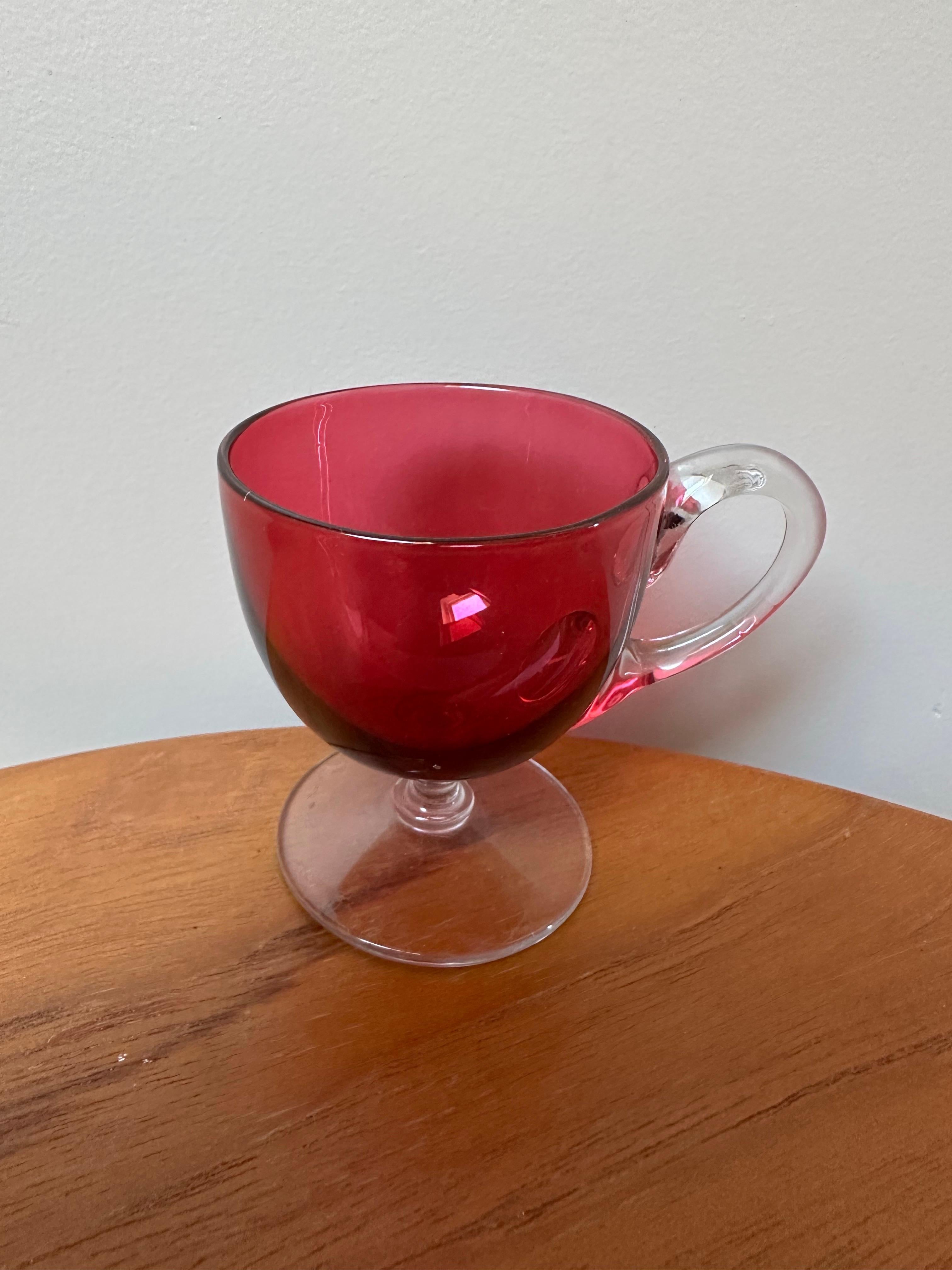 Verre d'art victorien à la canneberge, gobelets à crème anglaise avec poignées en vente 2