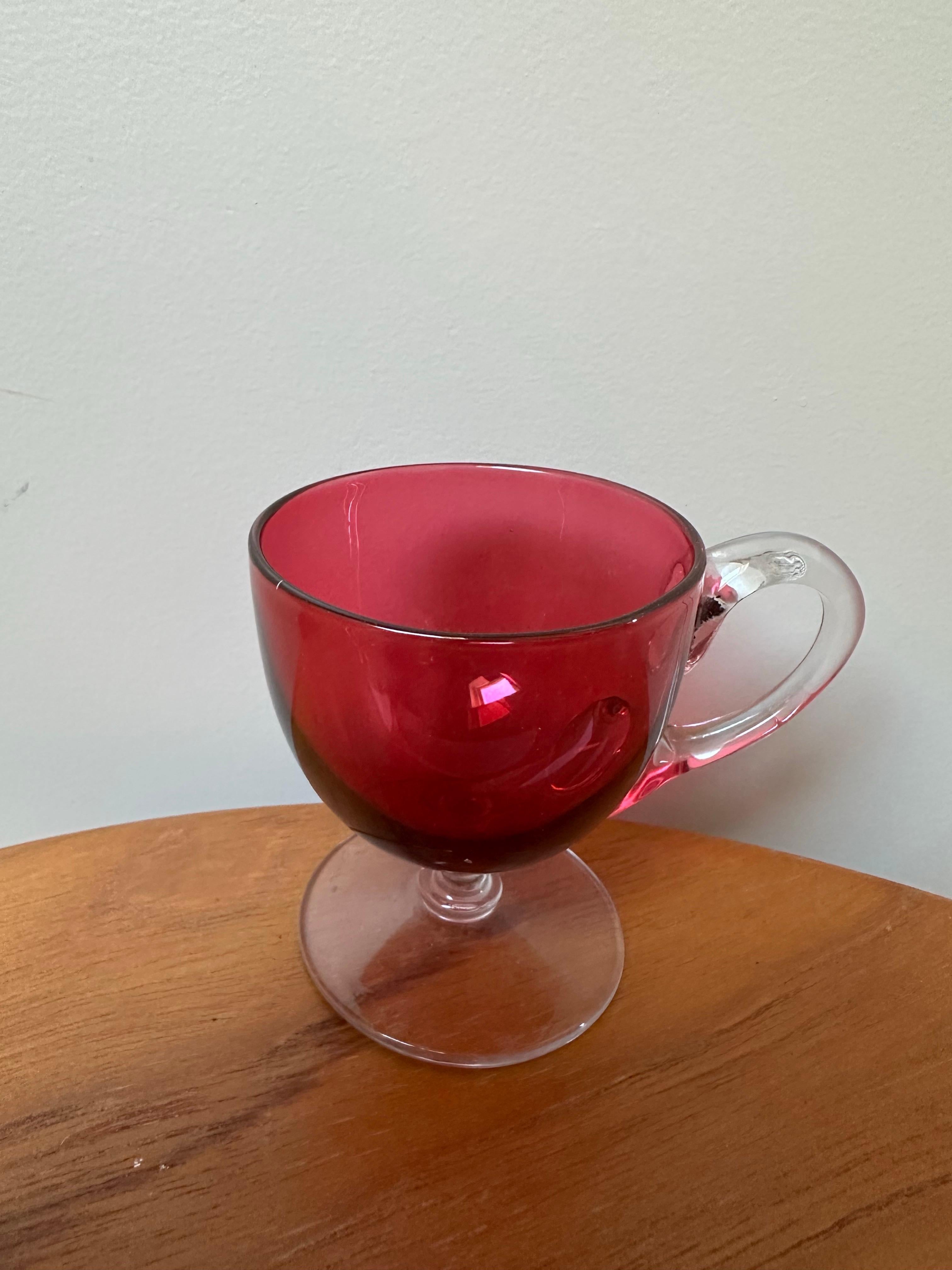 Verre d'art victorien à la canneberge, gobelets à crème anglaise avec poignées en vente 3