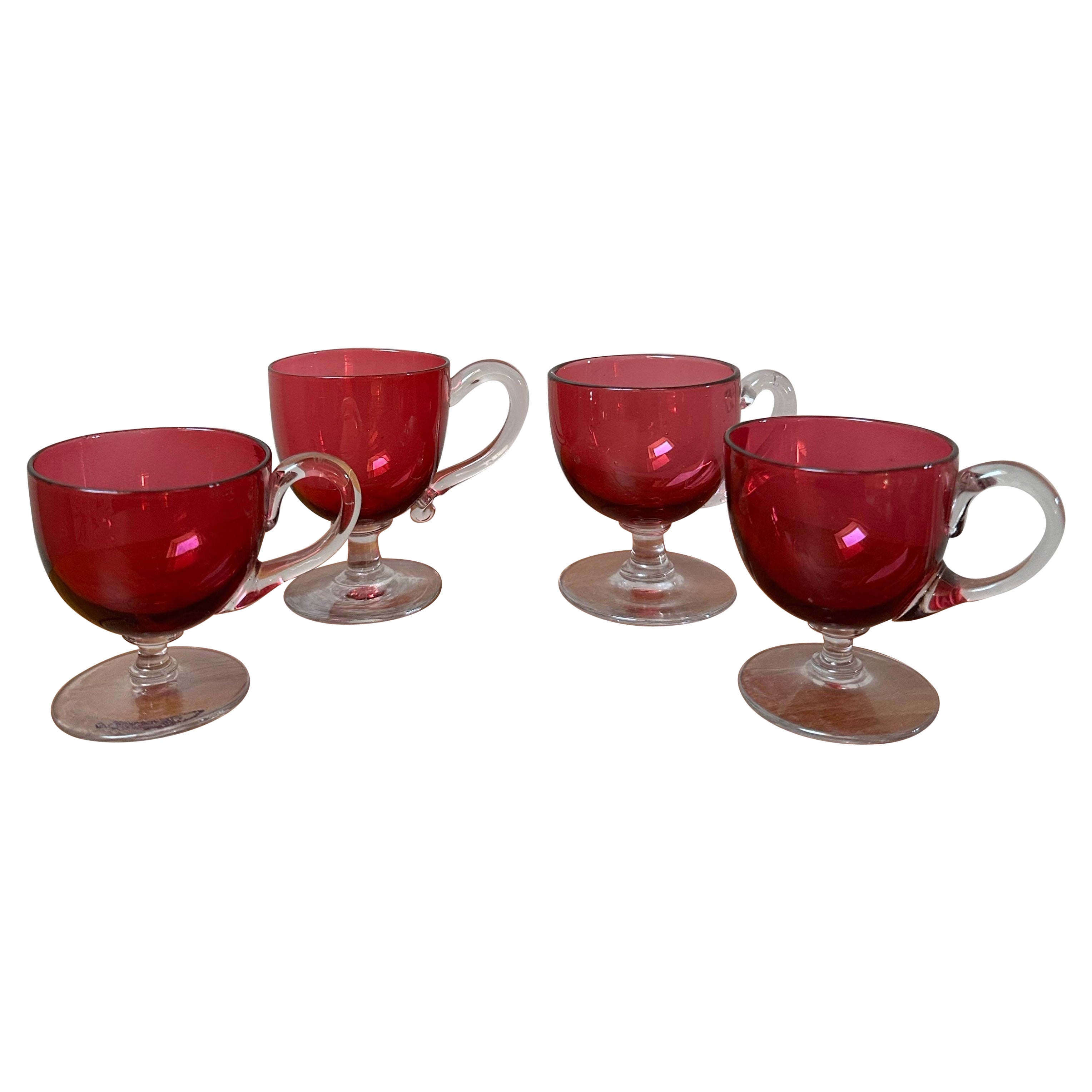 Verre d
art victorien à la canneberge, gobelets à crème anglaise avec poignées en vente
