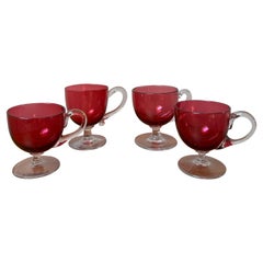 Verre d
art victorien à la canneberge, gobelets à crème anglaise avec poignées