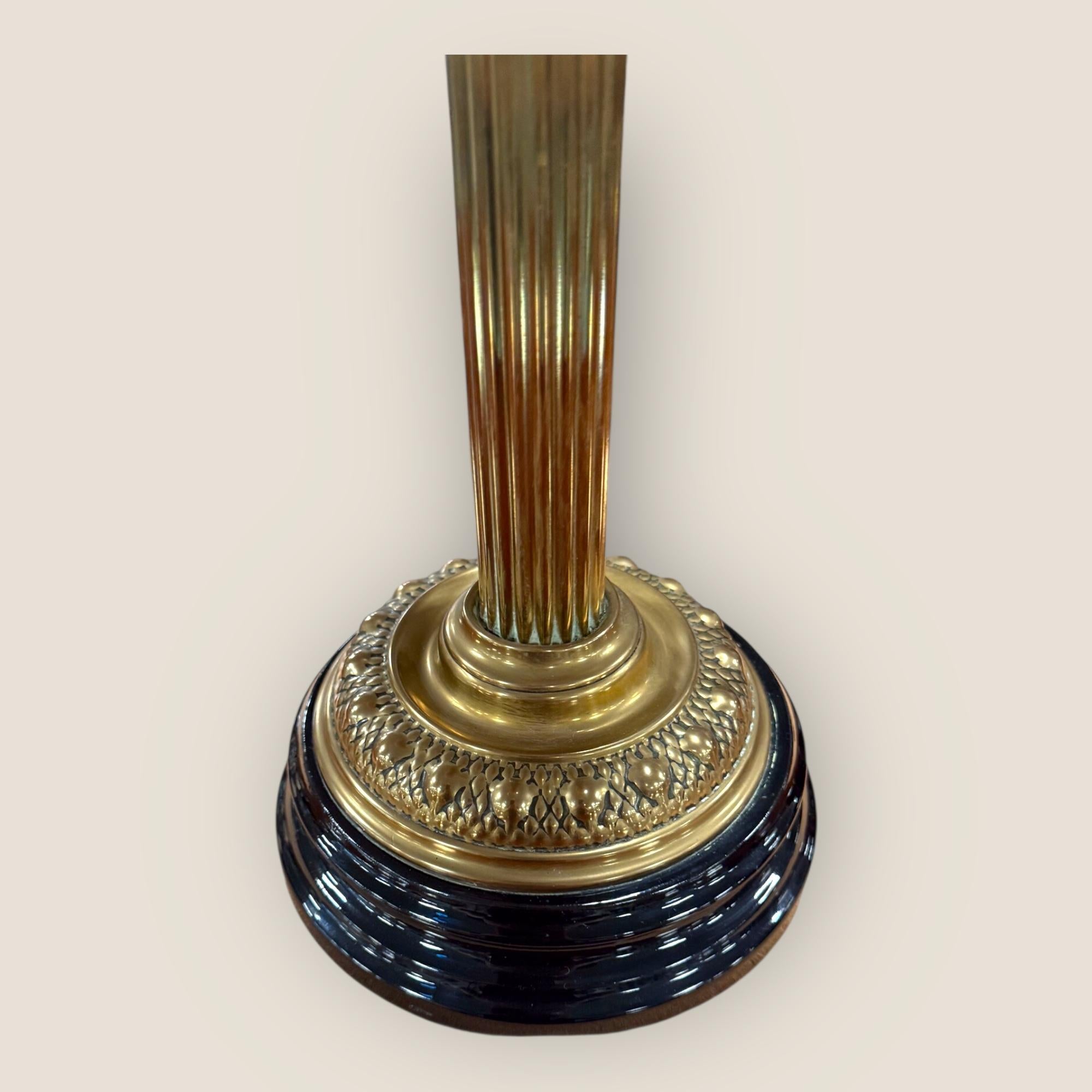 Lampe à huile victorienne en verre gravé Cranberry avec colonne en laiton en vente 3