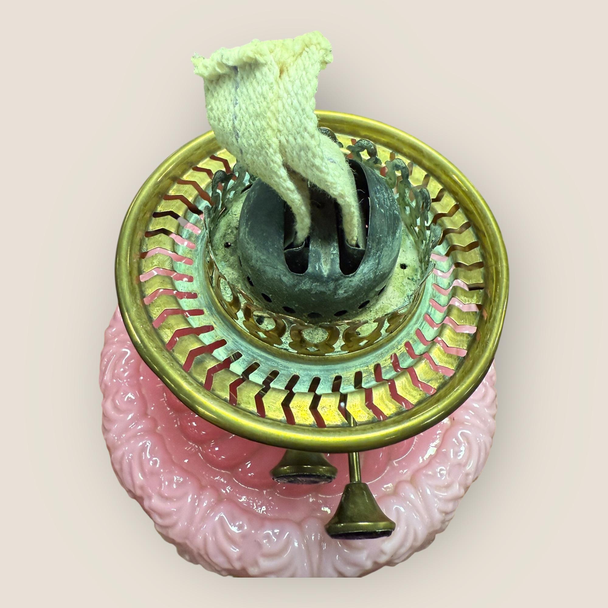 Lampe à huile victorienne en verre gravé Cranberry avec colonne en laiton en vente 4