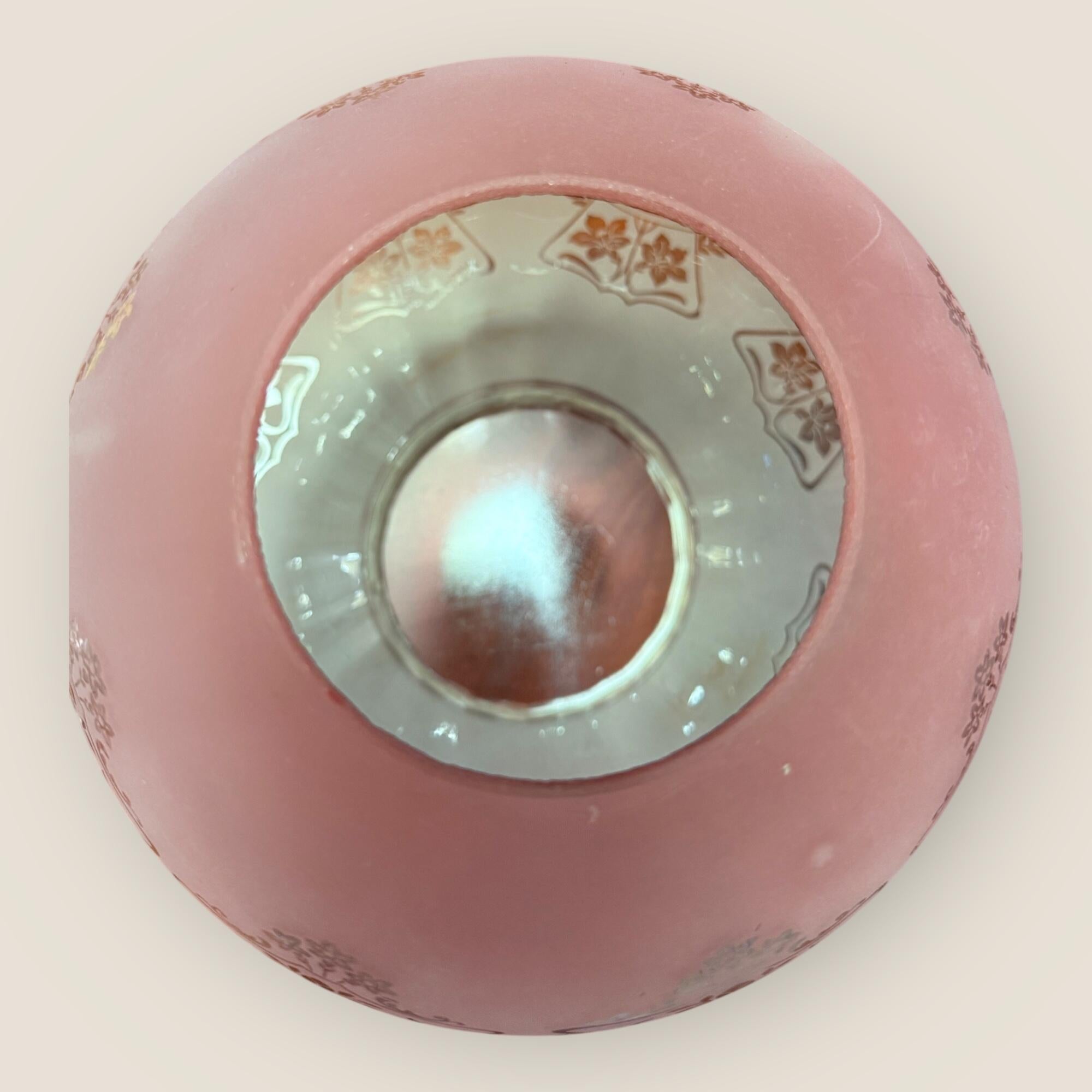 Lampe à huile victorienne en verre gravé Cranberry avec colonne en laiton en vente 5