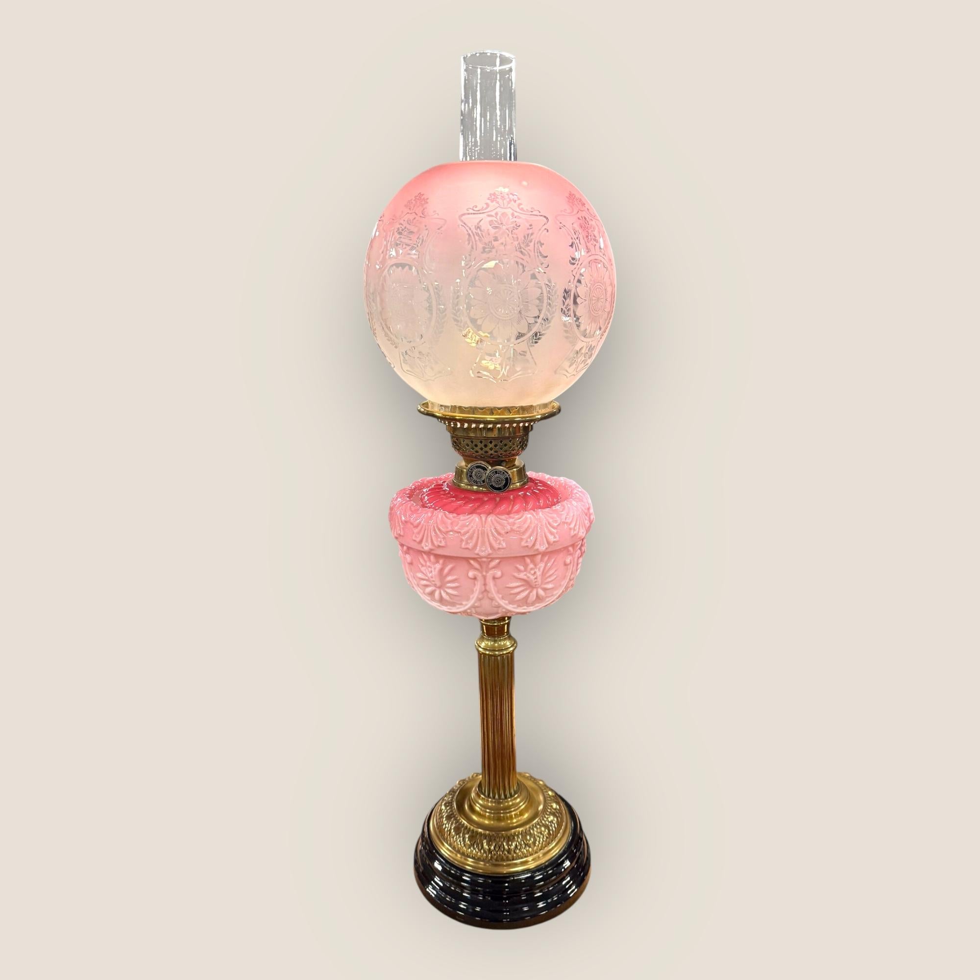 Lampe à huile victorienne en verre gravé Cranberry avec colonne en laiton en vente 6