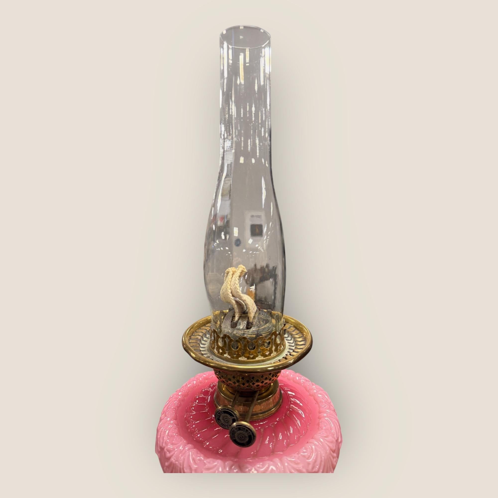 Buriné Lampe à huile victorienne en verre gravé Cranberry avec colonne en laiton en vente