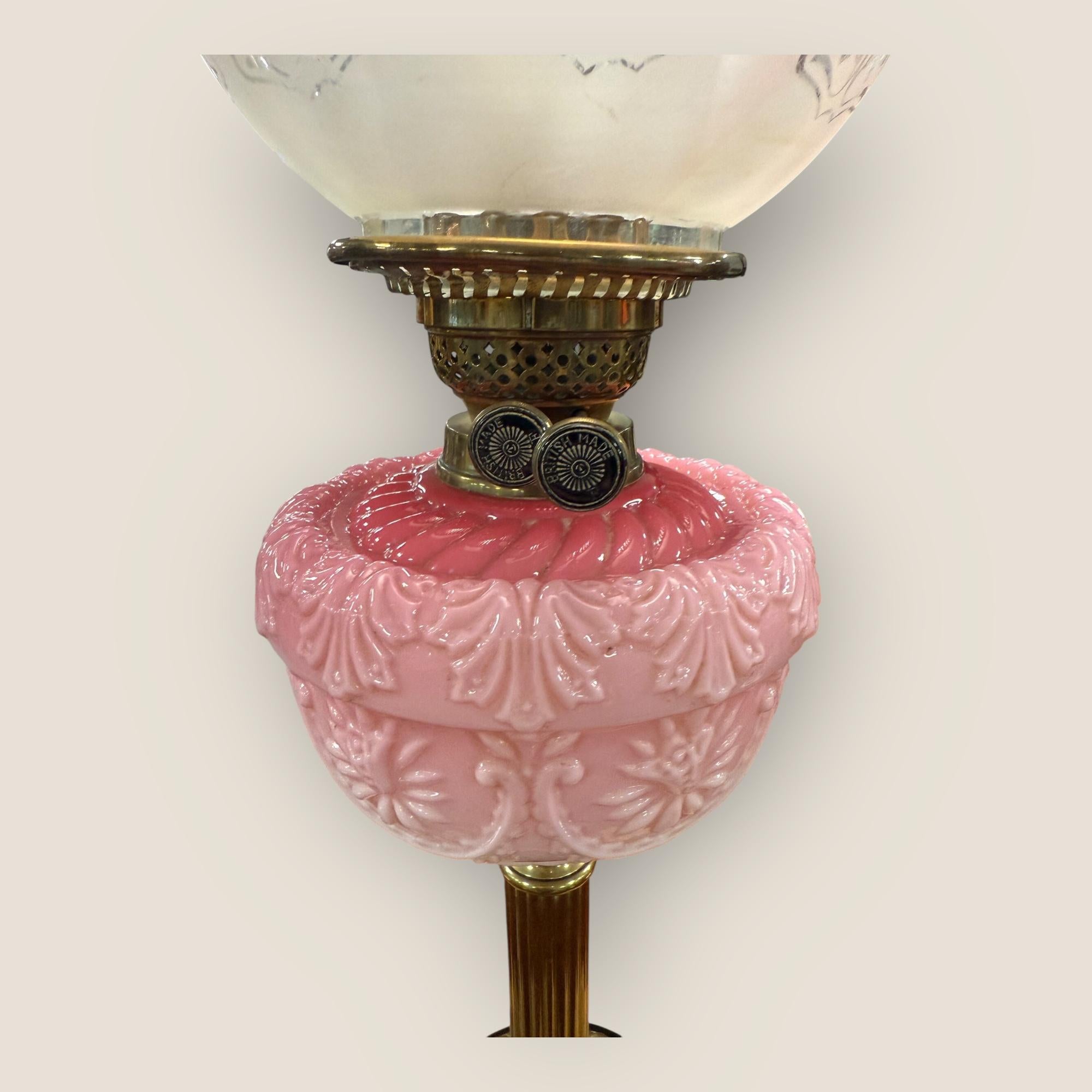 Lampe à huile victorienne en verre gravé Cranberry avec colonne en laiton Bon état - En vente à King's Lynn, GB