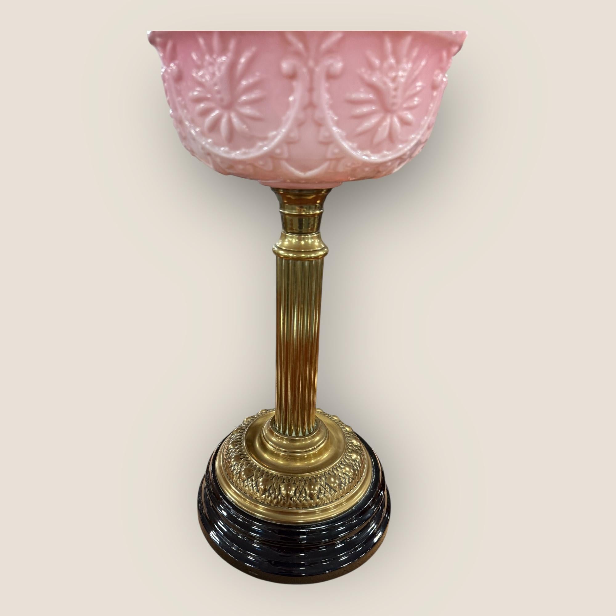 XIXe siècle Lampe à huile victorienne en verre gravé Cranberry avec colonne en laiton en vente